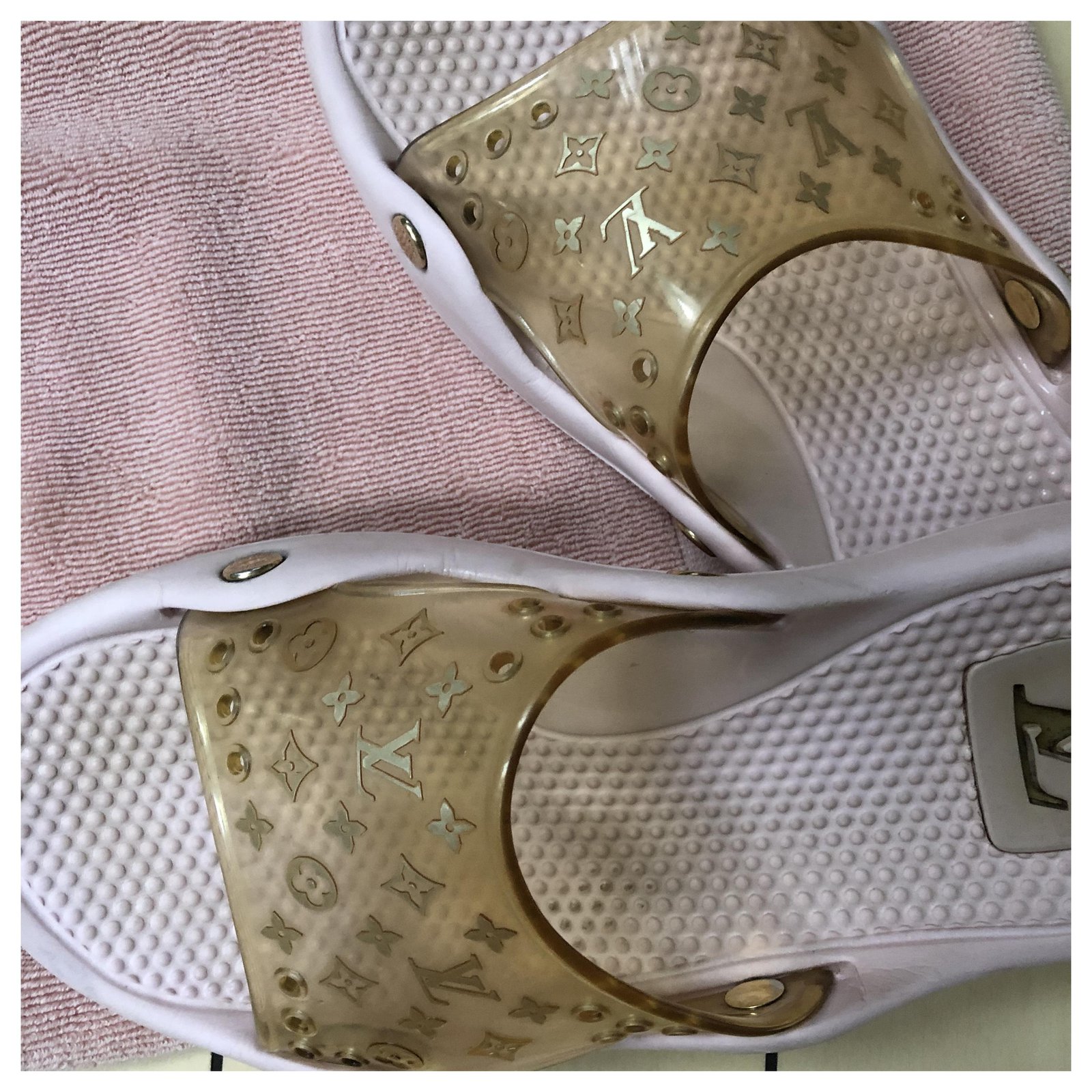 Louis Vuitton Light Pink Beach Sandals Golden Rubber Metal Polyurethane  ref.219616 - Joli Closet