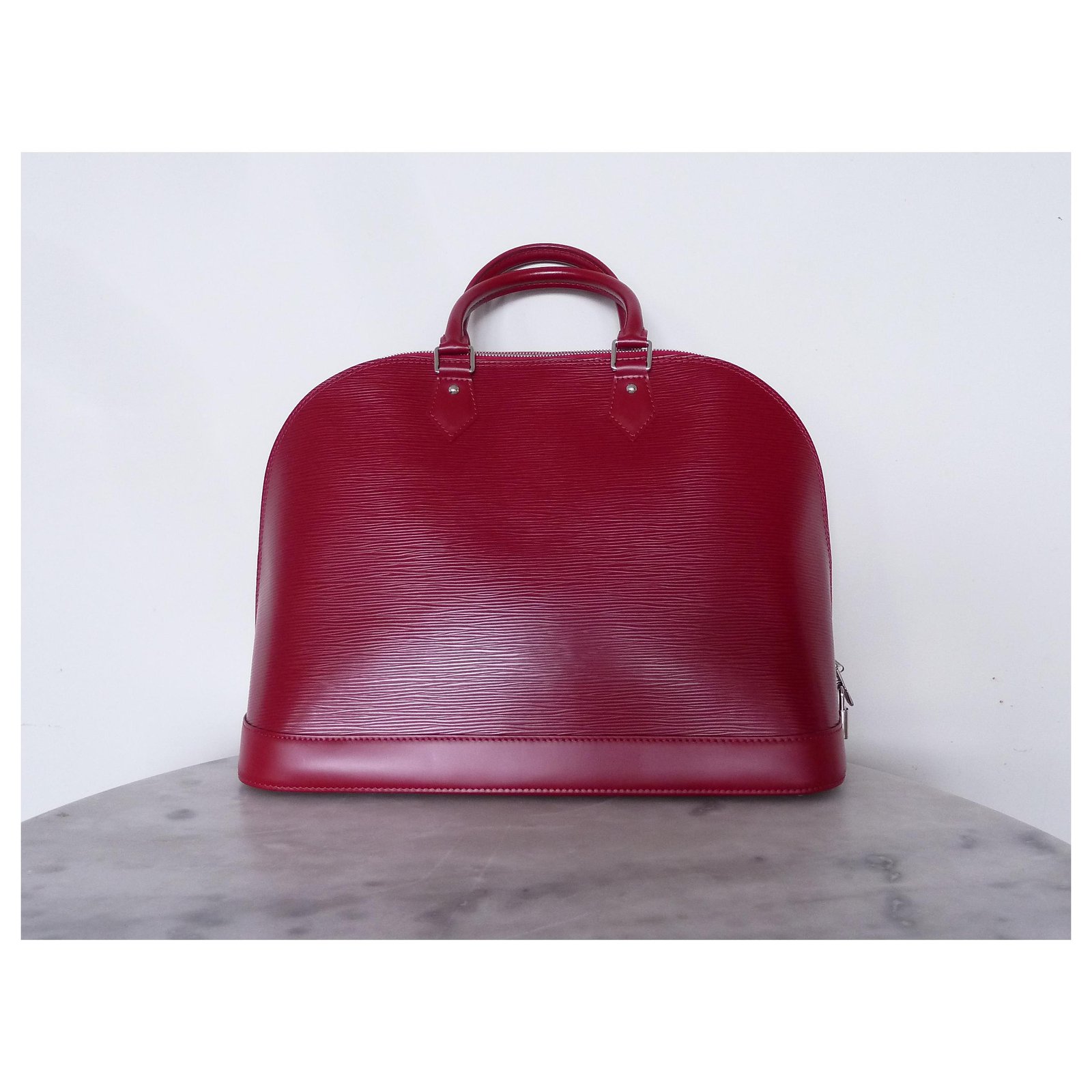 LOUIS VUITTON Alma MM Epi bag Red Leather ref.221699 - Joli Closet