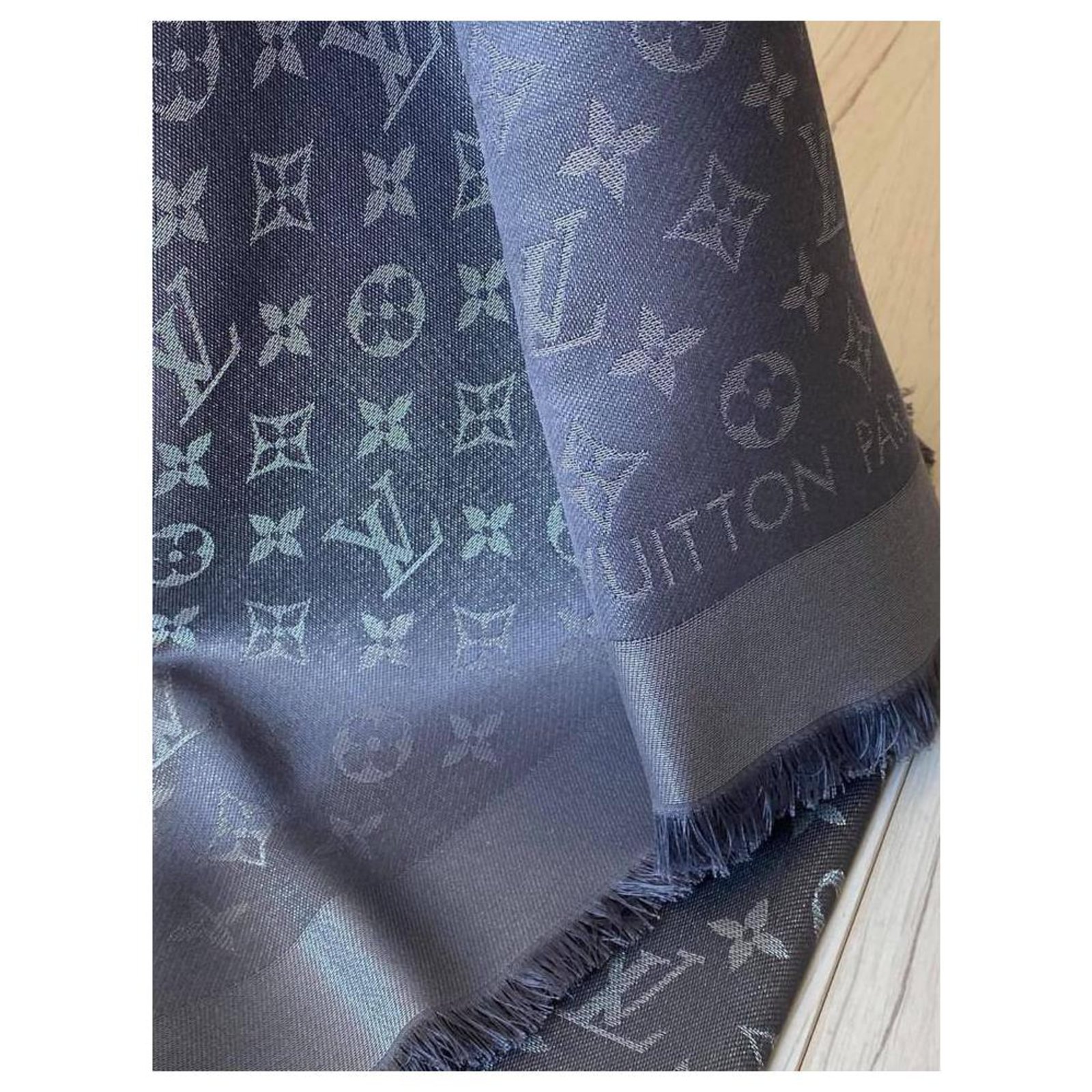 Louis Vuitton Scarves Grey Silk ref.221981 - Joli Closet