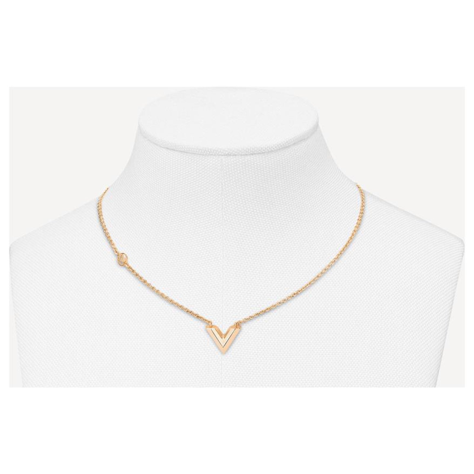 Louis Vuitton Essential V Necklace - Shop cnjpvintage Necklaces - Pinkoi
