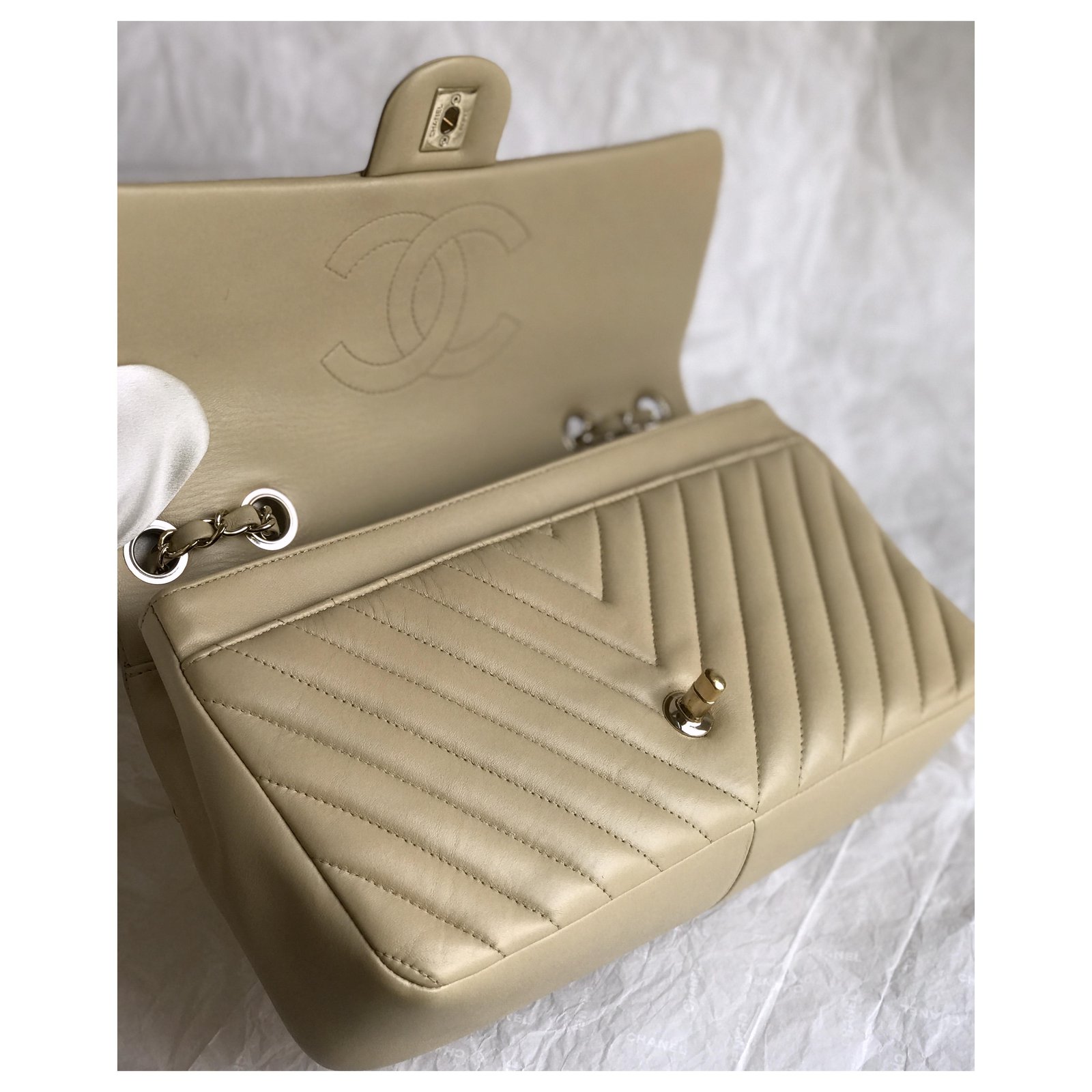 Timeless Splendid & Rare Chanel Classic Flap bag Pochette shoulder bag in  beige quilted leather, garniture en métal doré ref.480618 - Joli Closet