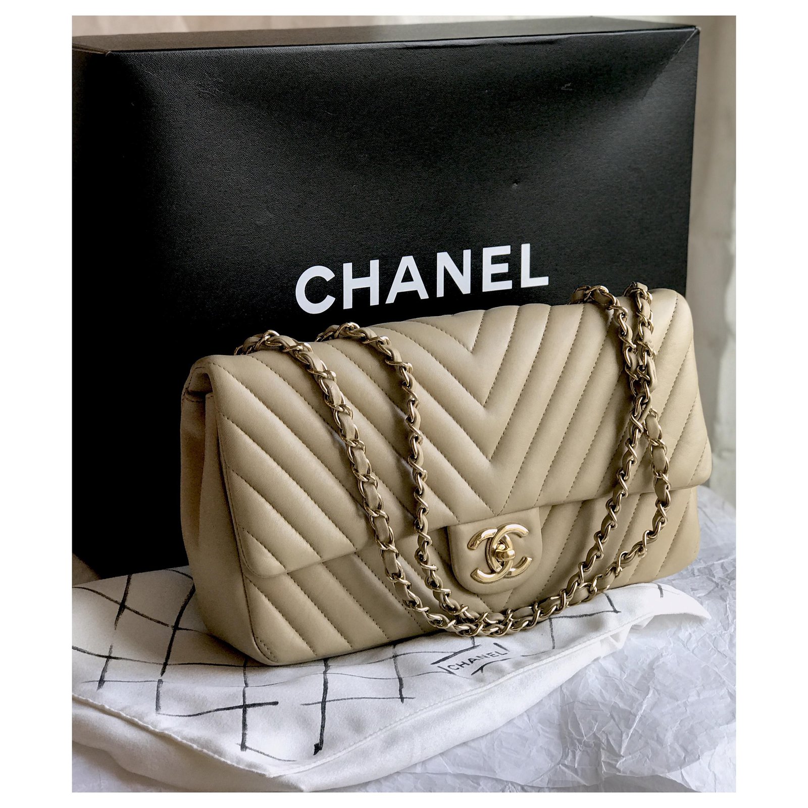 A bag by Chanel, Grand sac à rabat avec poignée 2017. - Bukowskis