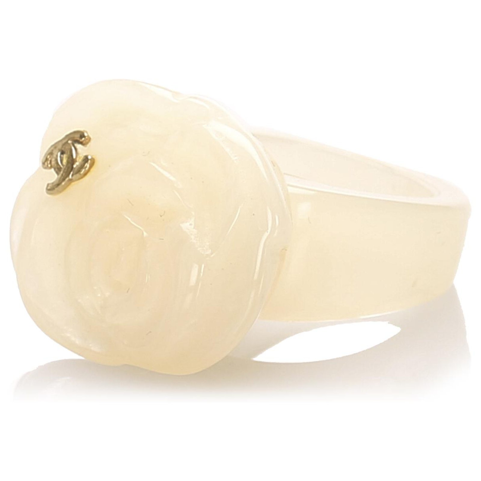 Chanel White Camellia Ring Cream Plastic Resin ref.124019 - Joli