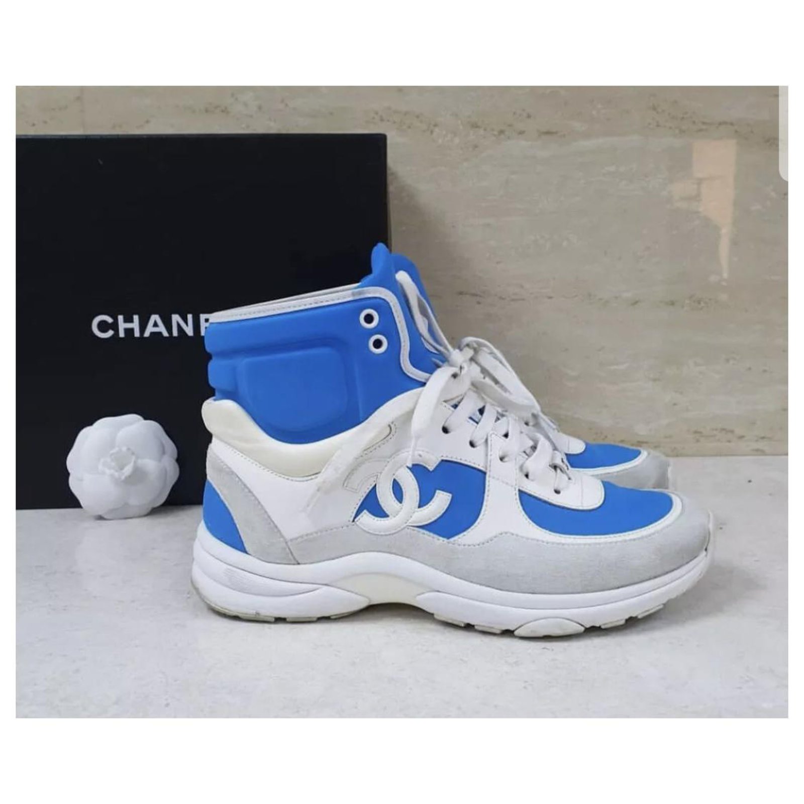 Chanel White Leather Gray Suede CC Logo High Top Sneakers EU 38,5 US 8,5  Blue Grey ref.224804 - Joli Closet