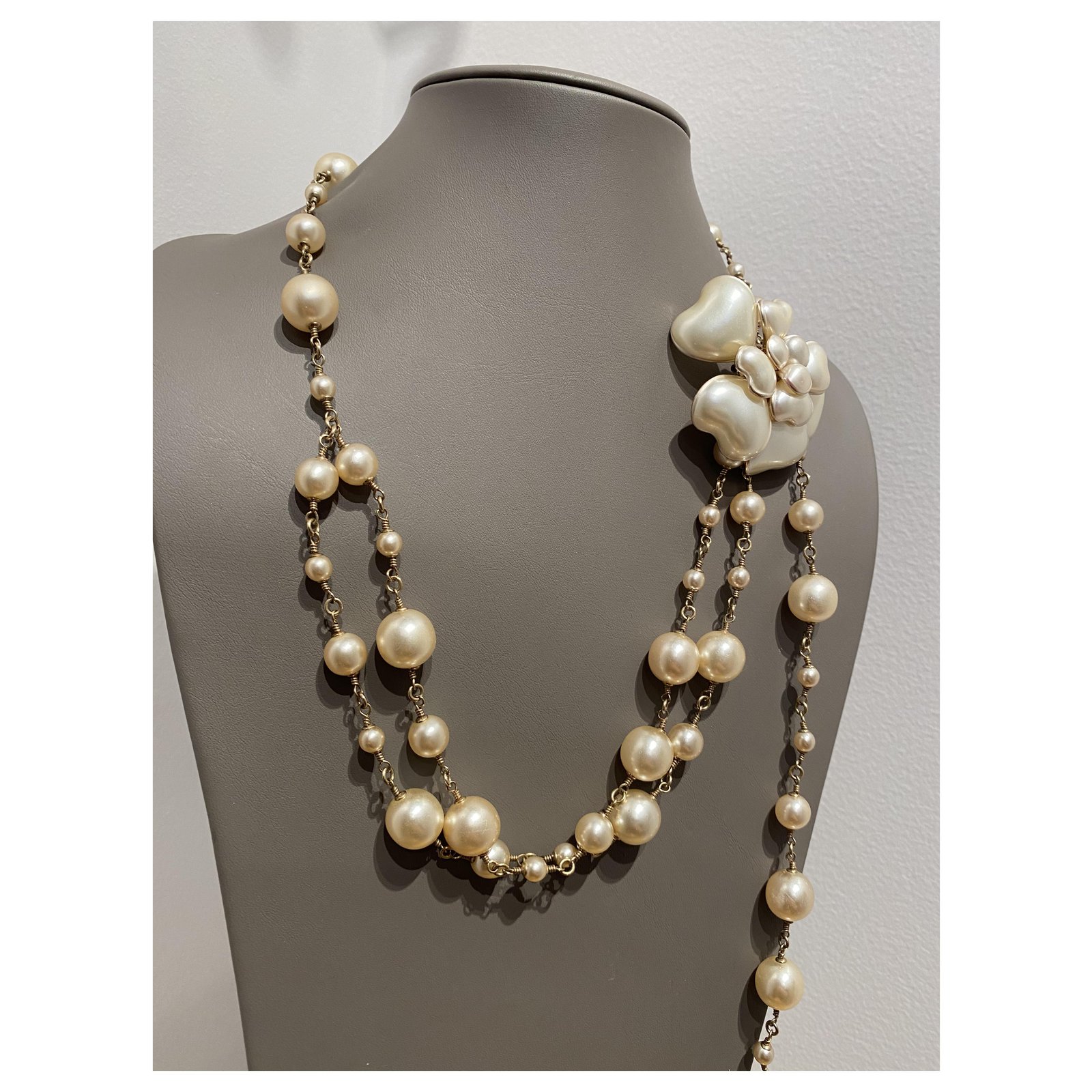Chanel Long necklaces Beige Golden Pearl ref.226084 - Joli Closet