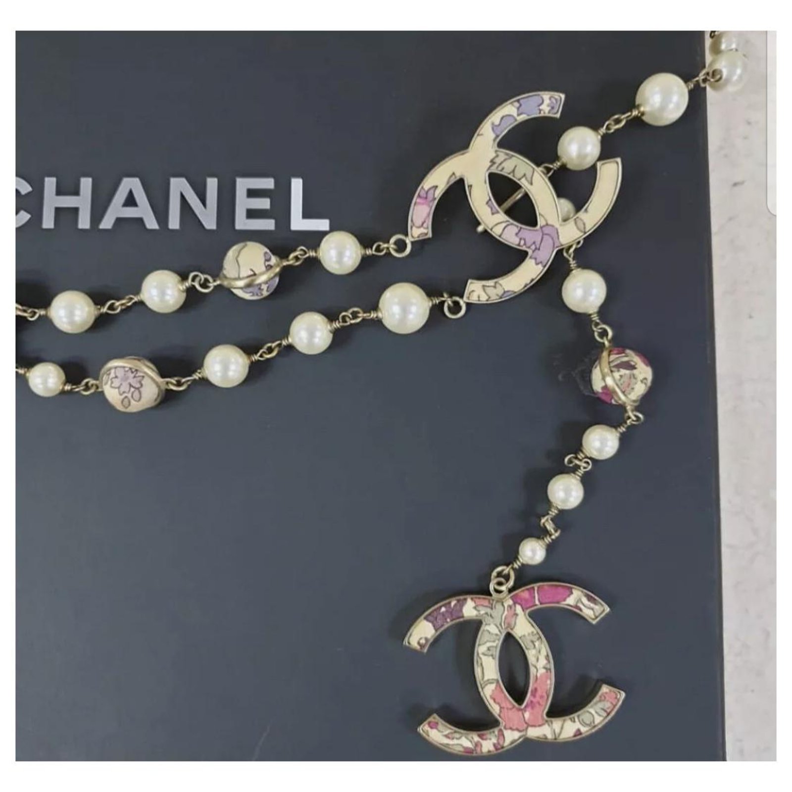Chanel Pearl Faux Gemstones Logo CC Belt Necklace Golden Metal ref.227205 -  Joli Closet