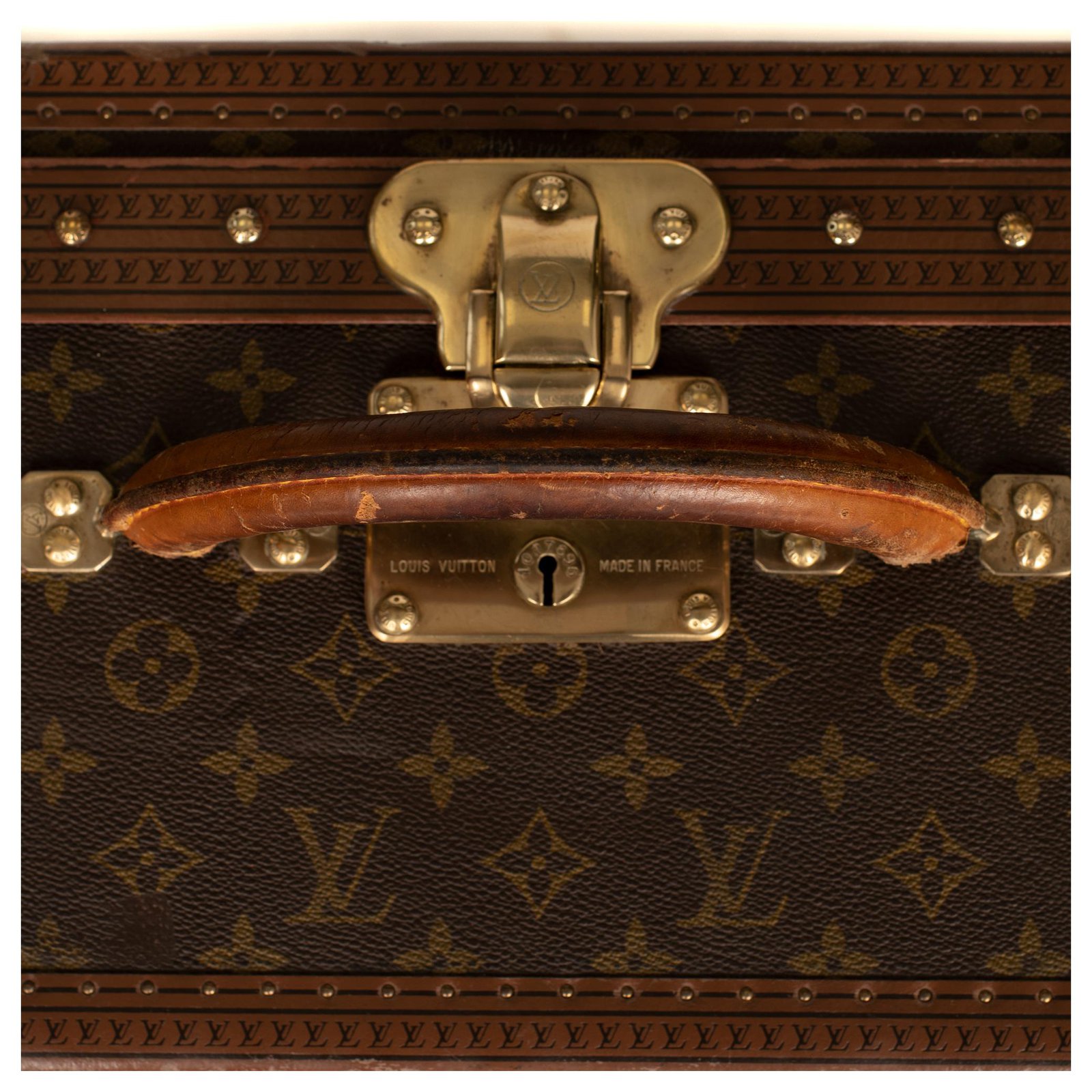 LOUIS VUITTON, Alzer 65, suitcase, classic LV pattern in monogram canvas,  handle, details and address tag in leather and brass-shod corners, label  marked LOUIS VUITTON, gold-plated details. Vintage clothing & Accessories 