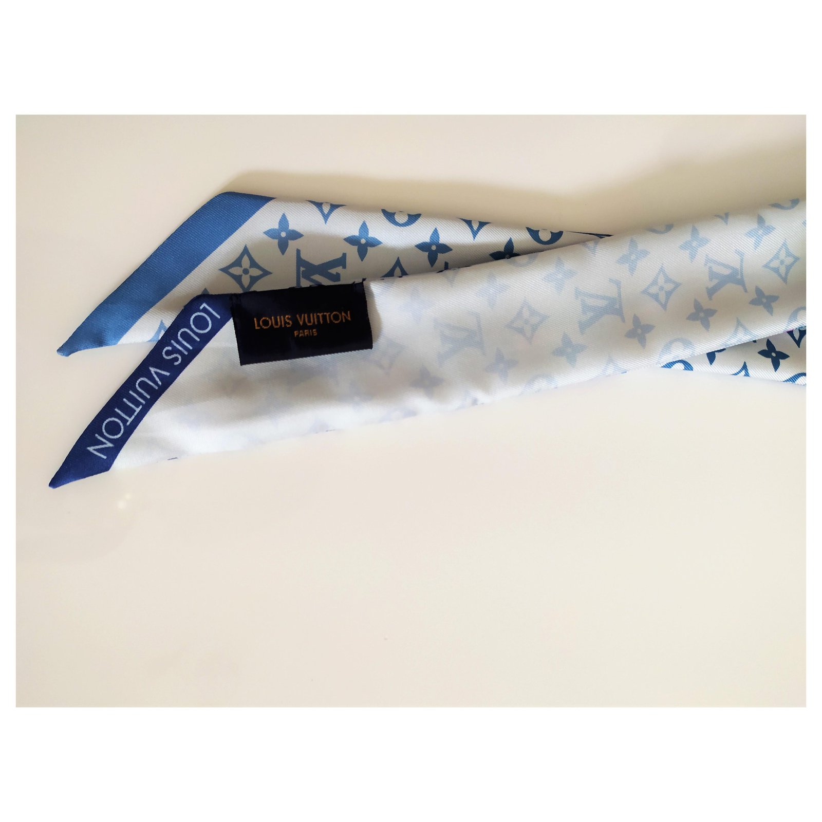 Magnificent twilly Louis Vuitton Rising Confidential BB Blue Silk  ref.228006 - Joli Closet