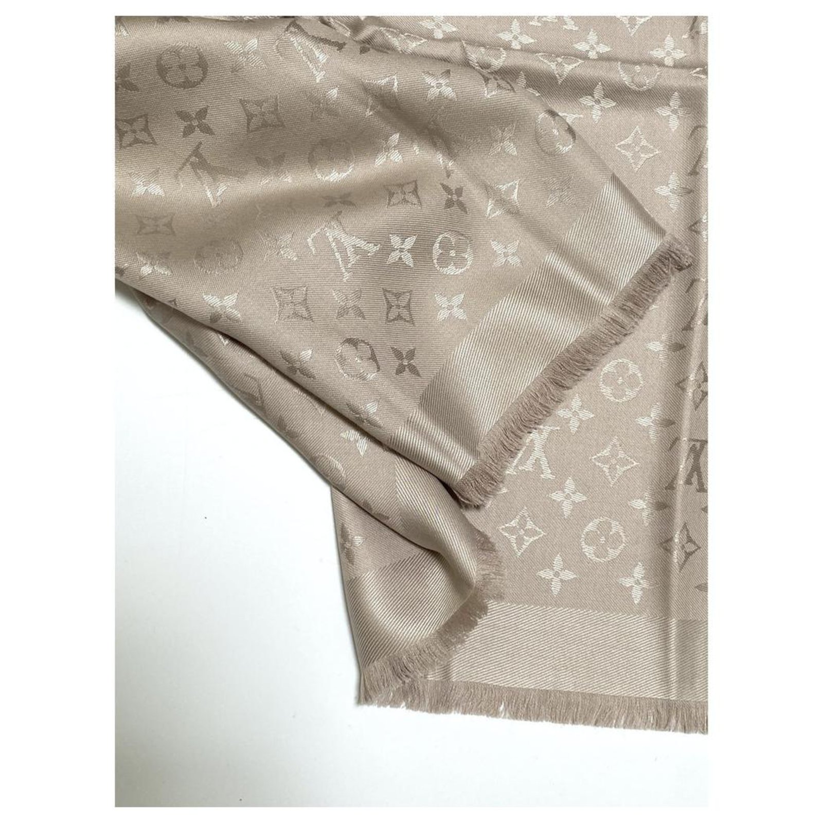 LOUIS VUITTON MONOGRAM SHAWL GREIGE Grey Silk ref.228142 - Joli Closet