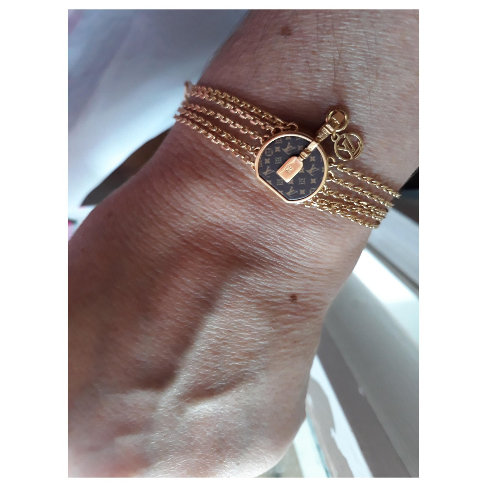 Louis Vuitton Bracelet mini LV Golden ref.228468 - Joli Closet