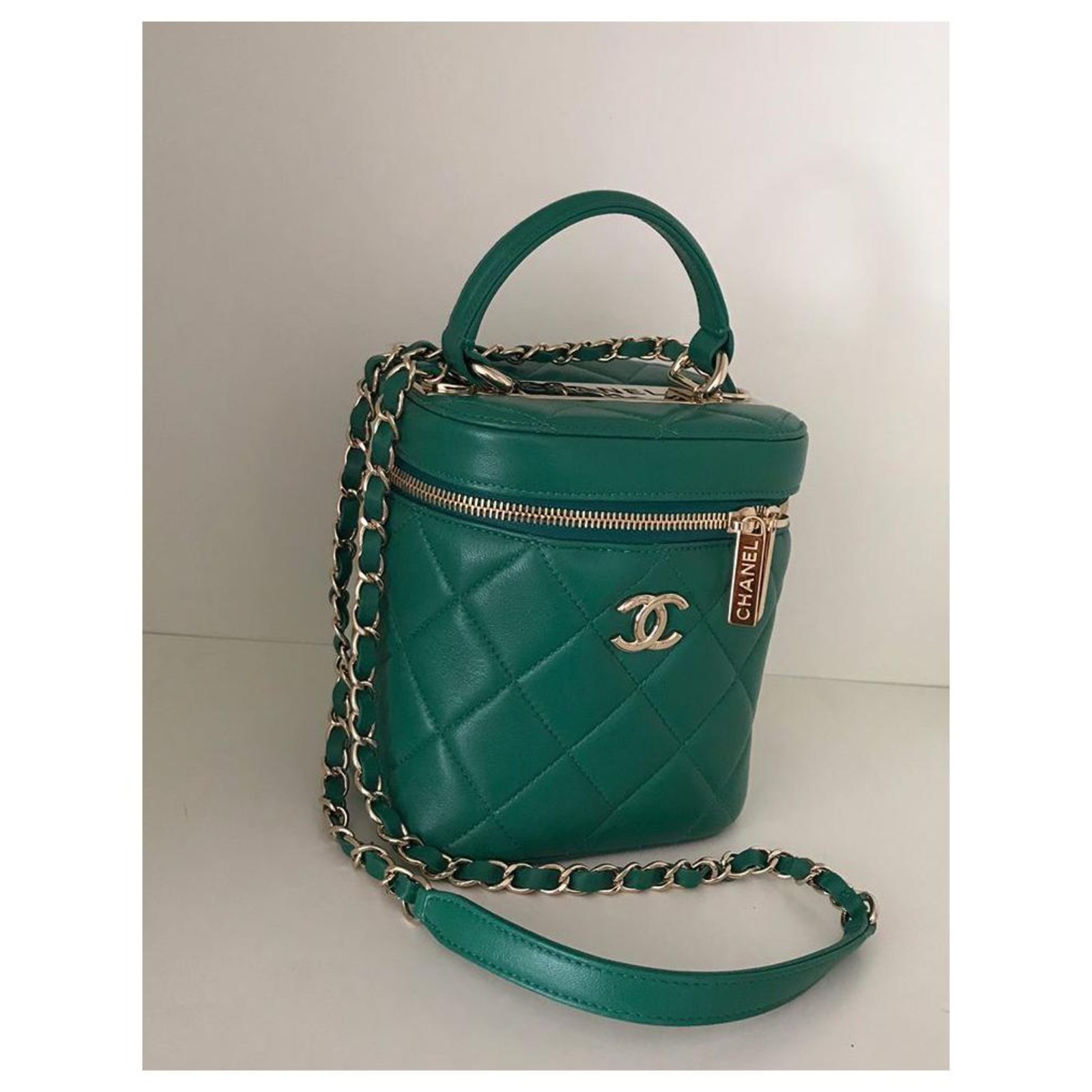 CHANEL VANITY CASE BAG NEW Green Leather ref.229621 - Joli Closet