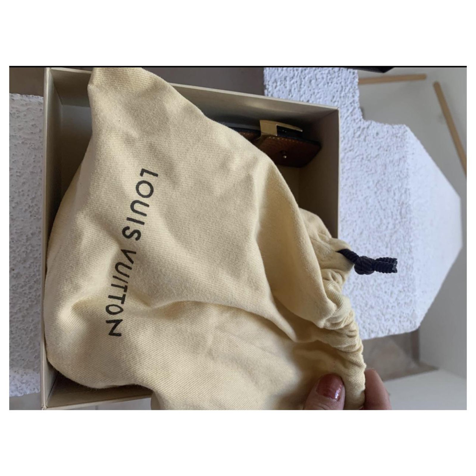 Louis Vuitton Ceinture en cuir LV Initiales M0333 Veau façon poulain Noir  ref.913365 - Joli Closet