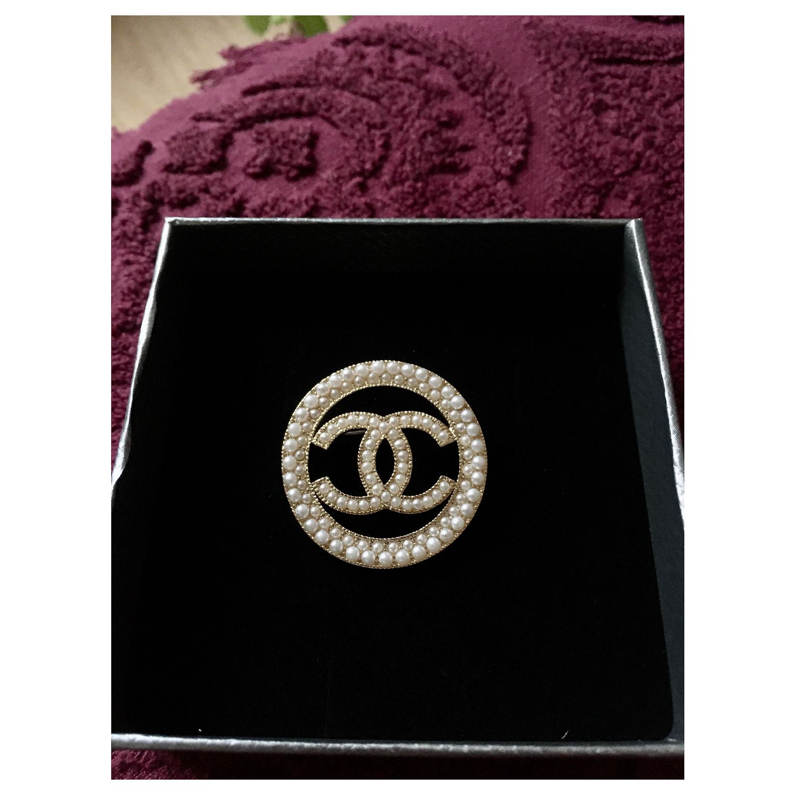 Broche Vintage Dorée Avec Perles De Cristal – Occasion En Bon état