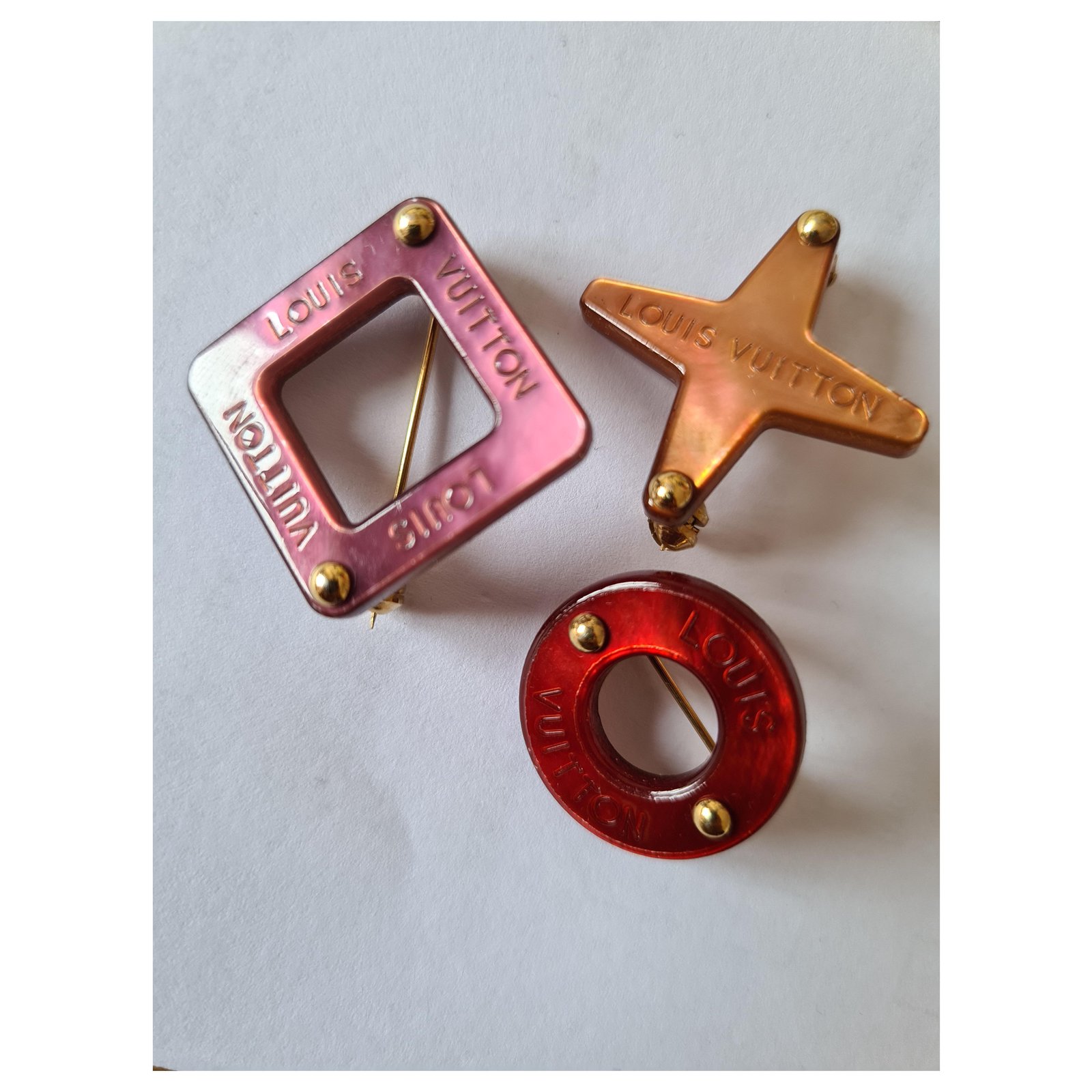 Three Louis Vuitton brooches Resin ref.234502 - Joli Closet