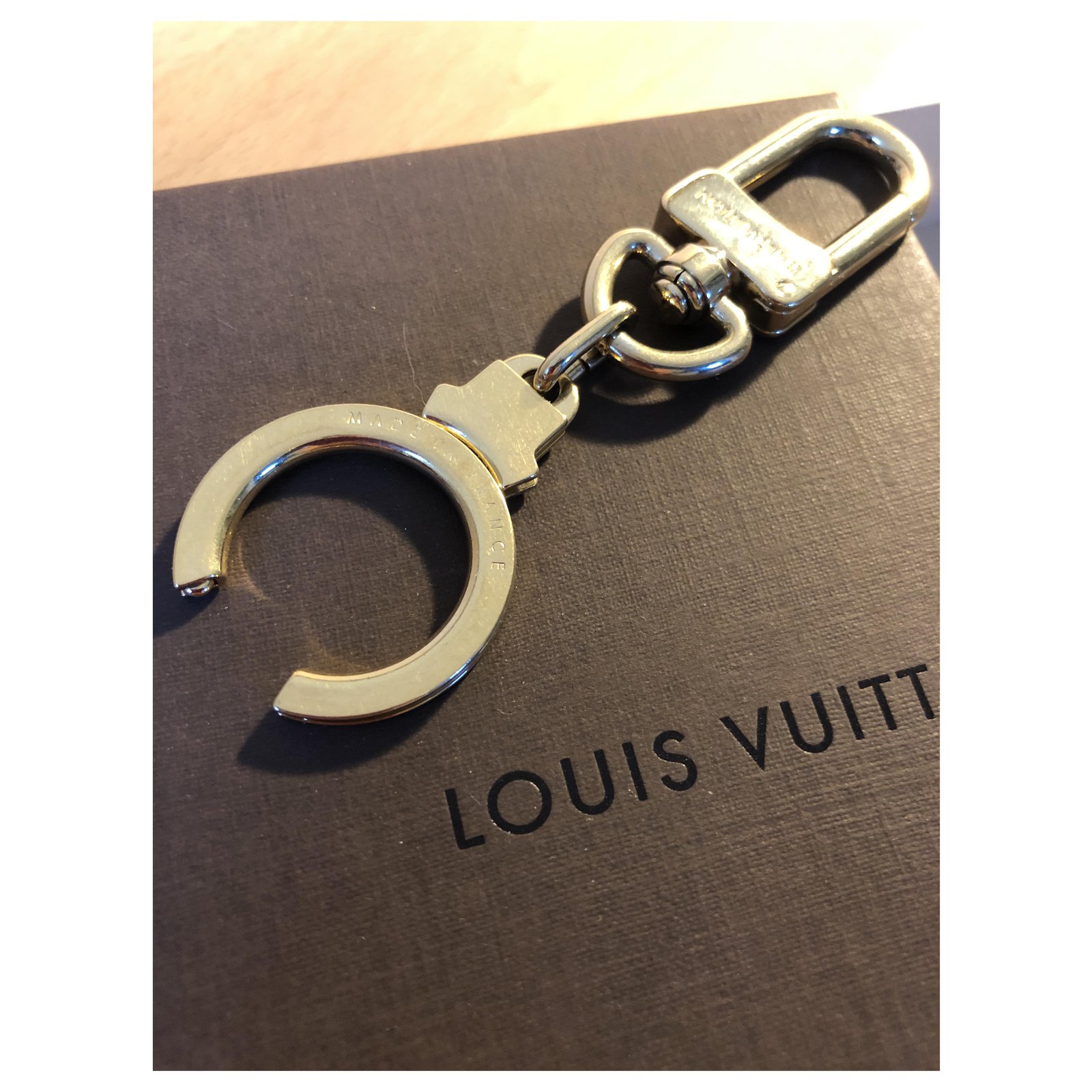 Louis Vuitton key ring Golden Steel ref.117421 - Joli Closet