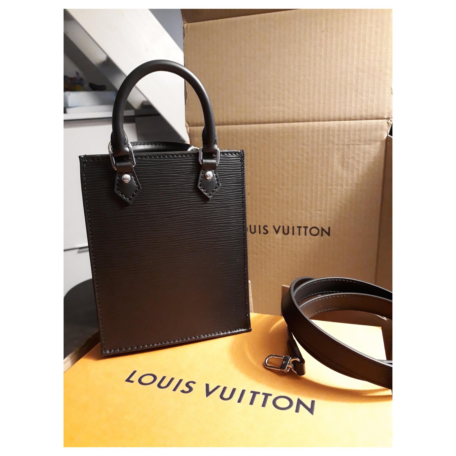 Sac Plat Nano Louis Vuitton cuir épi noir