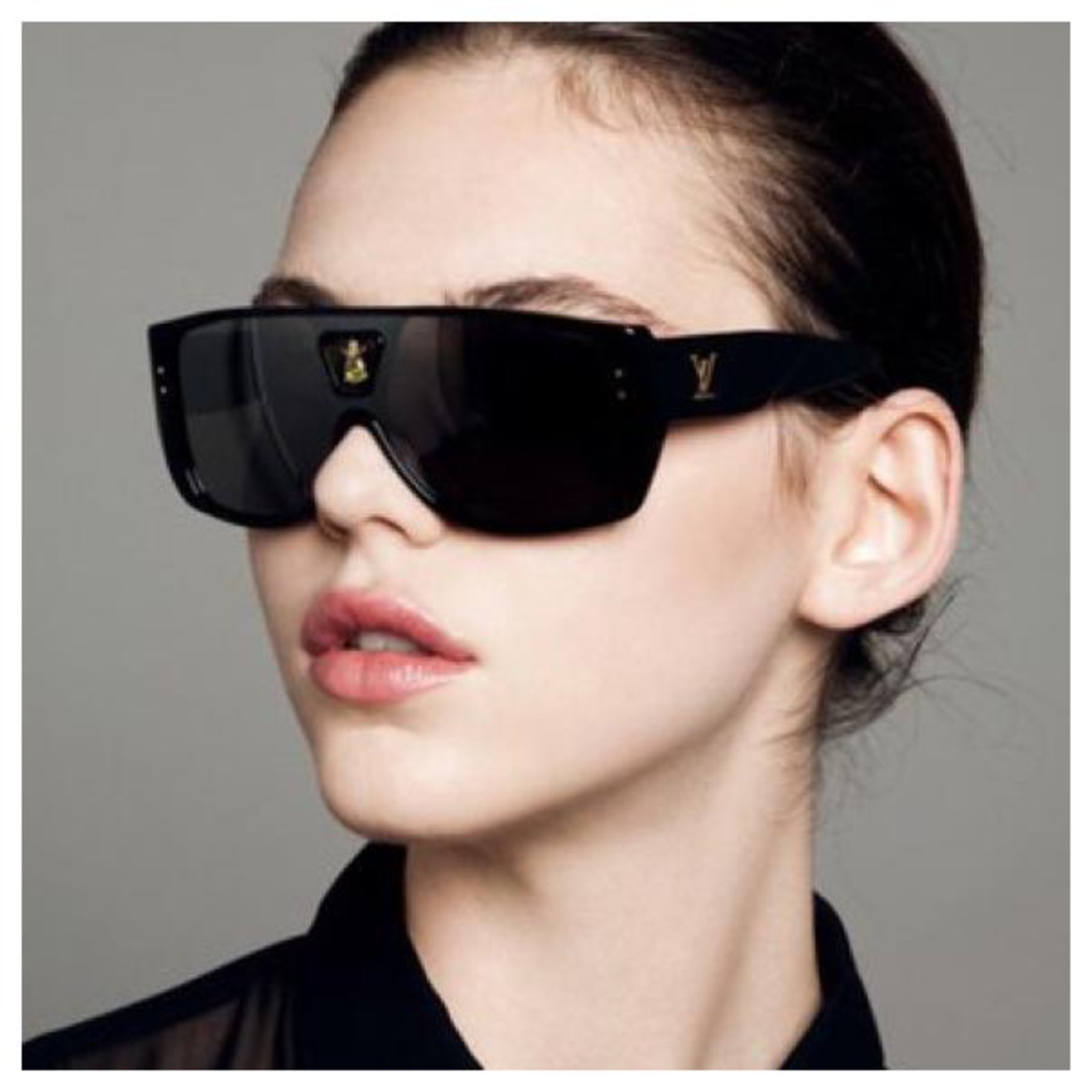Louis Vuitton Red Round Tinted Sunglasses Plastic ref.265109 - Joli Closet
