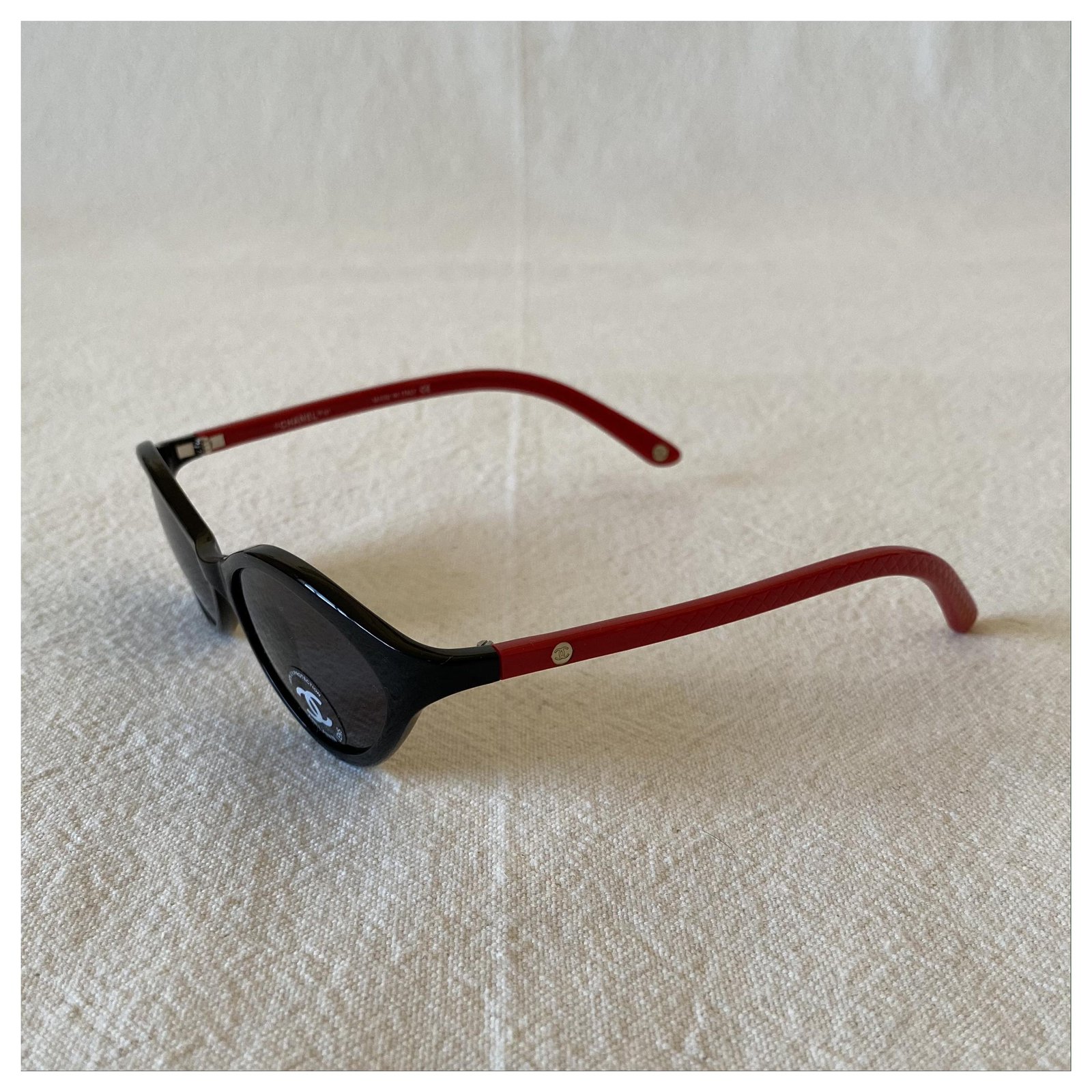 Chanel Sunglasses Black Red Acetate ref.241031 - Joli Closet