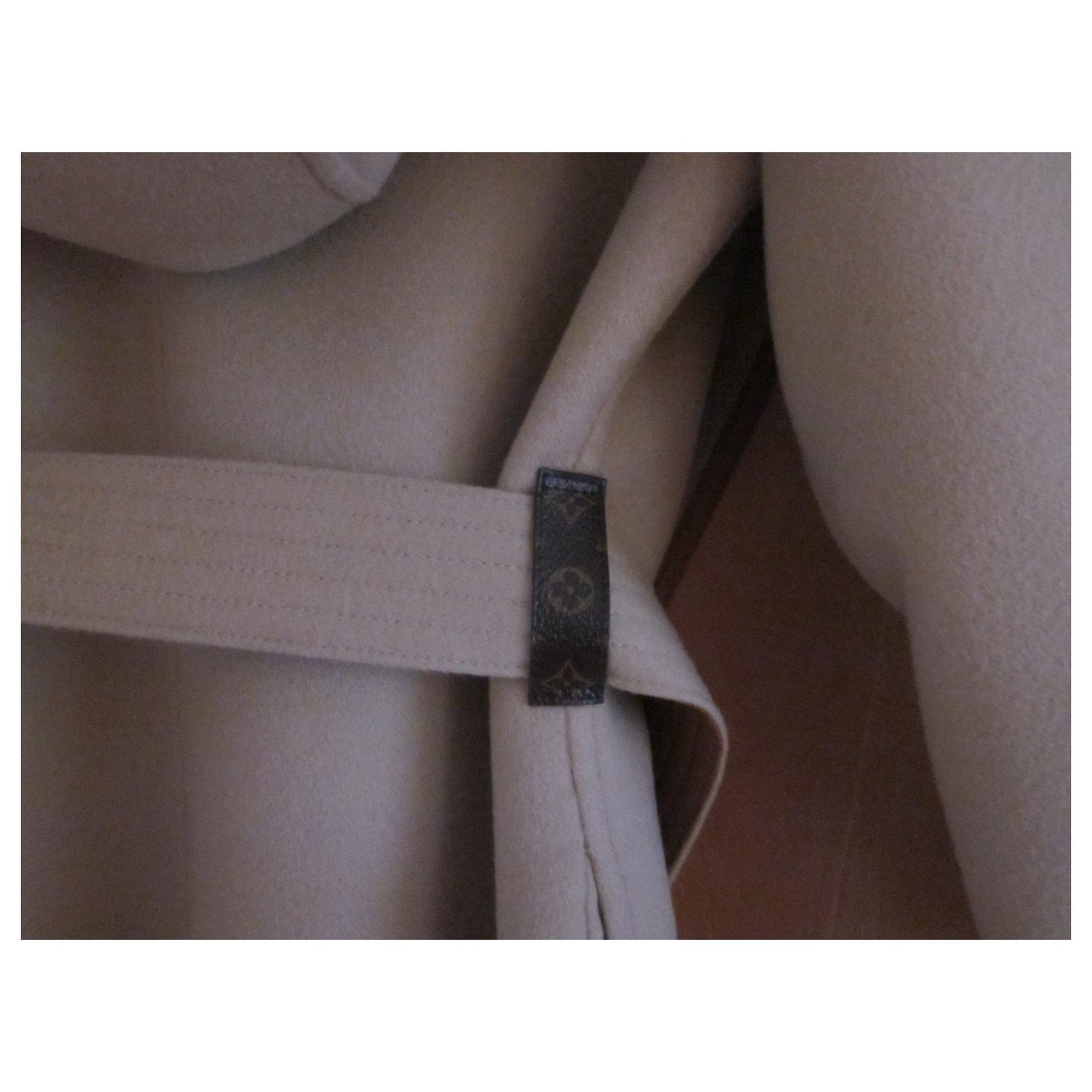 Louis Vuitton 2023 Monogram Giant Signature Short Hooded Wrap Coat -  Neutrals Coats, Clothing - LOU712874