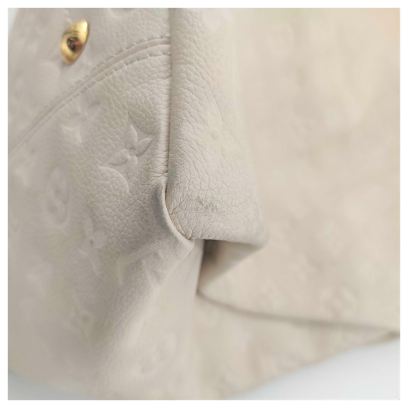 Louis Vuitton, Artsy shoulder bag in empreinte leather Cream ref.245463 -  Joli Closet