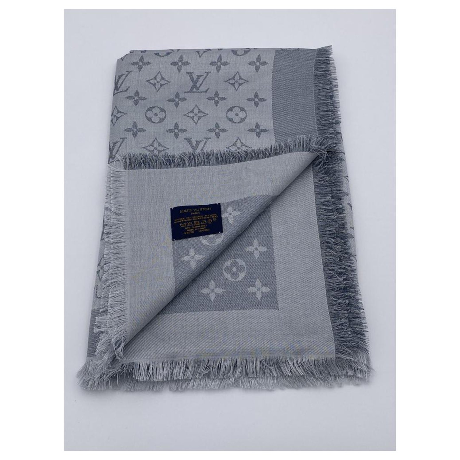 Louis Vuitton monogram shine greige shawl Grey Silk Polyester Wool  ref.174985 - Joli Closet