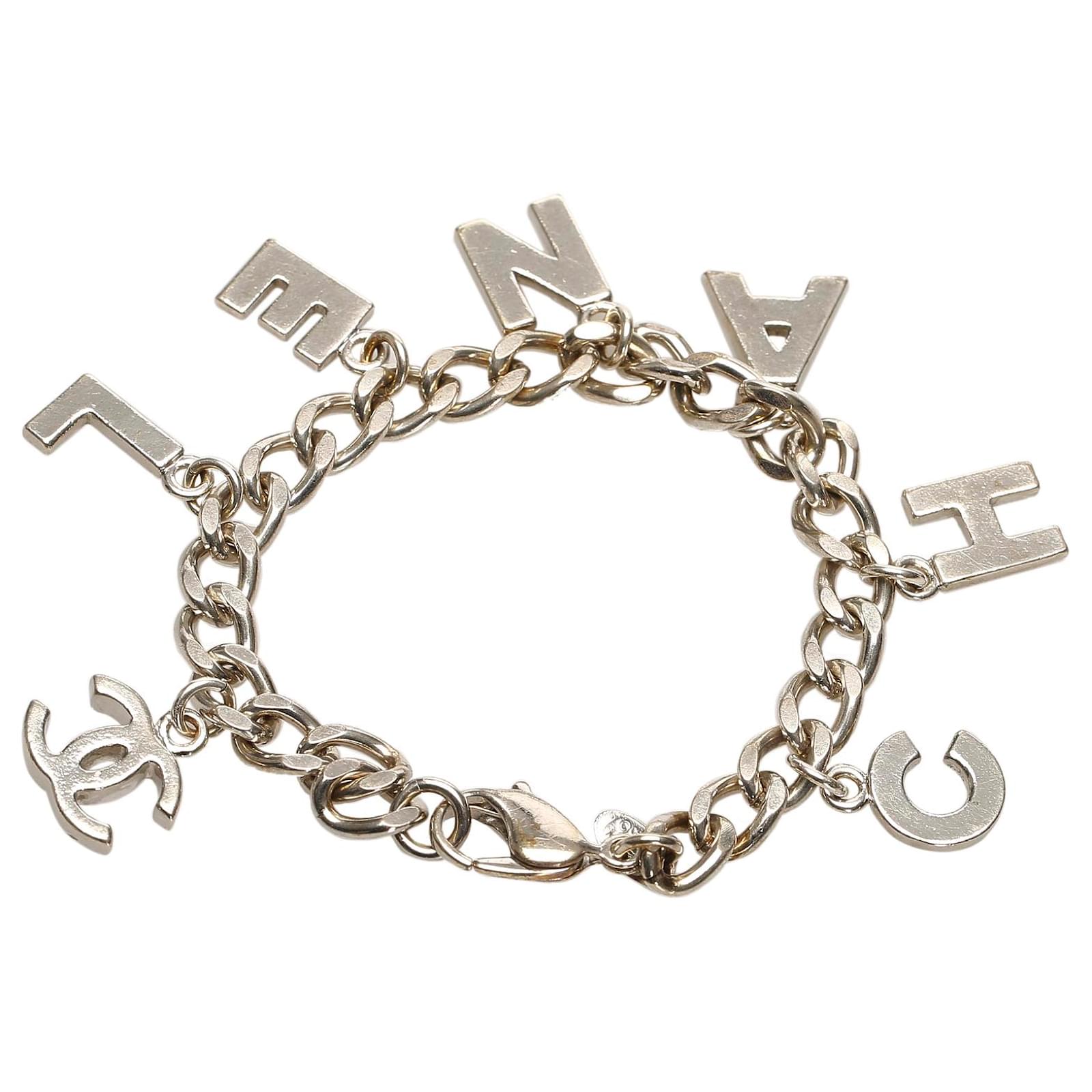 Bracelet à breloques en argent Chanel avec logo Métal Argenté ref
