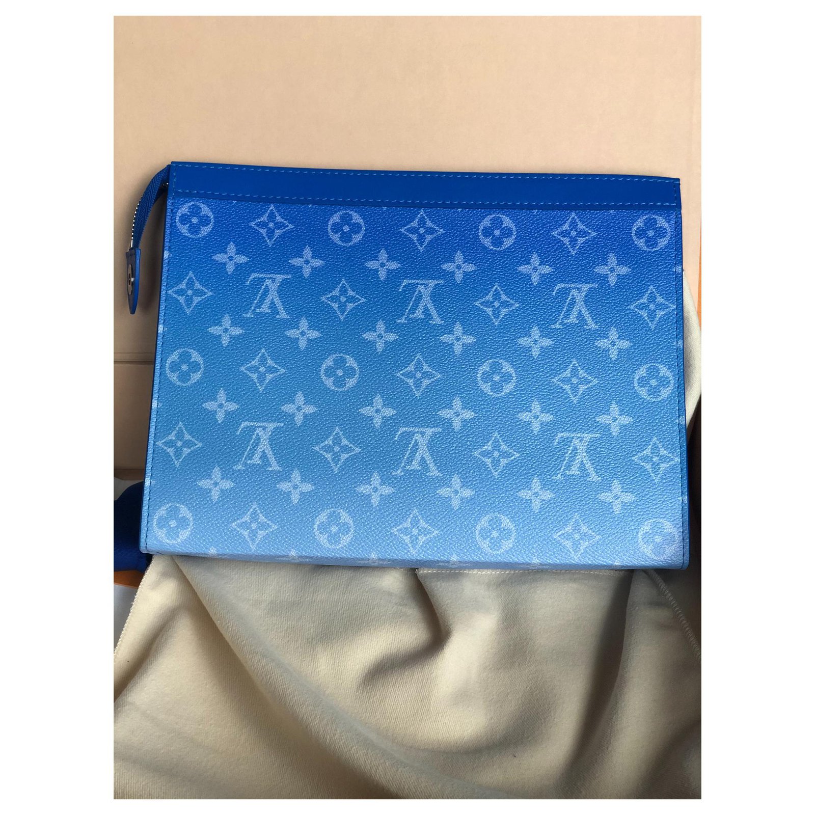 Louis Vuitton LV pochette Clouds Blue Leather ref.244701 - Joli Closet