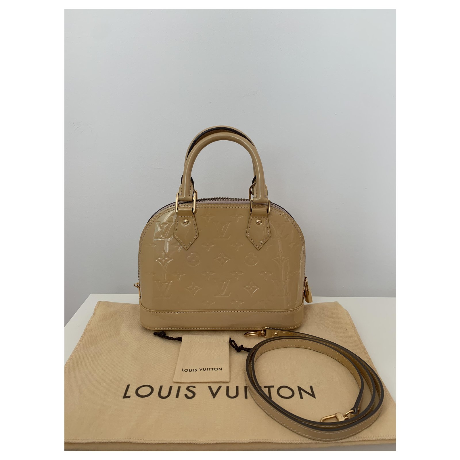 Louis Vuitton Alma BB Beige Patent leather ref.251138 - Joli Closet