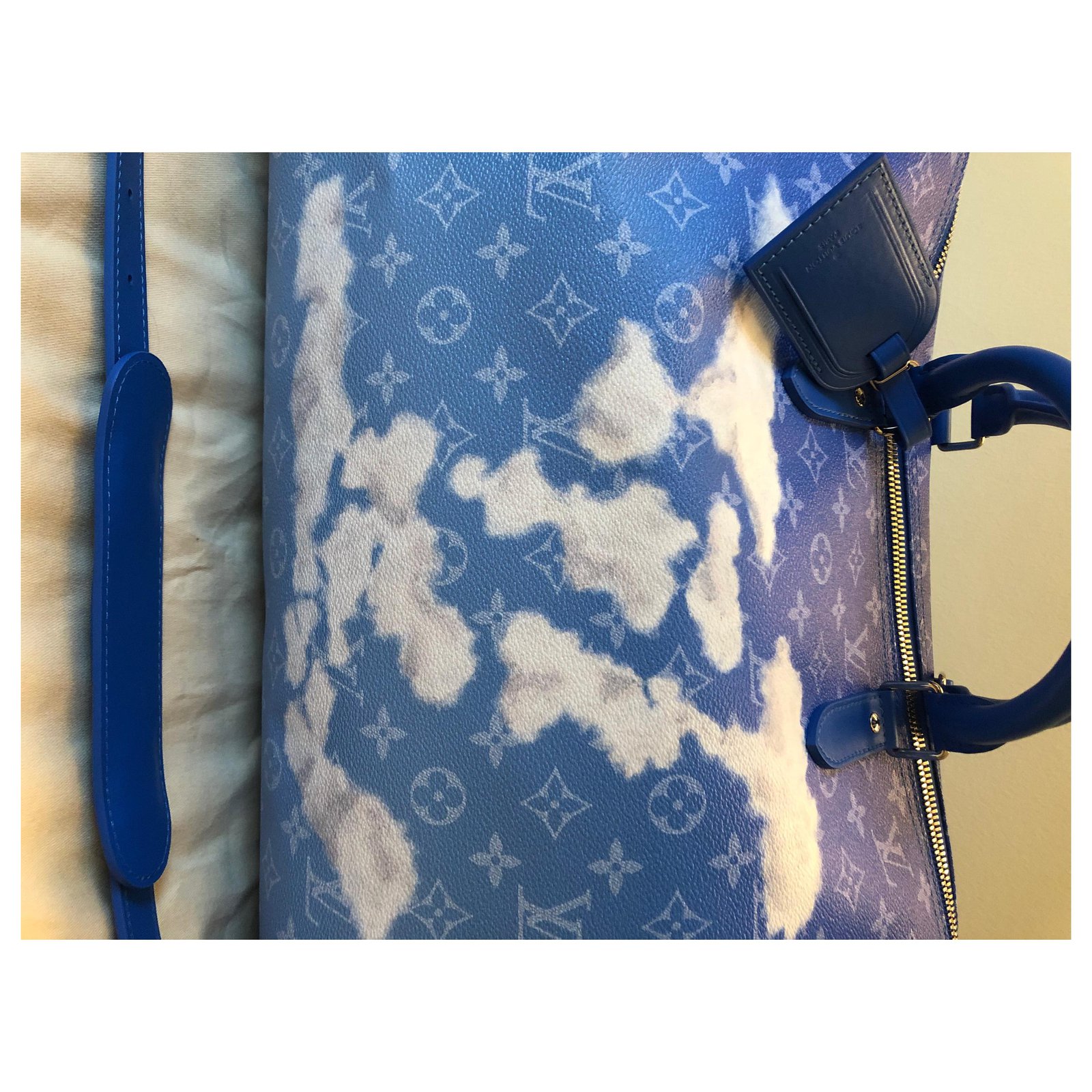 Louis Vuitton Wolken Motiv cloud Multipocket Rucksack neu White Blue  Leather ref.251472 - Joli Closet