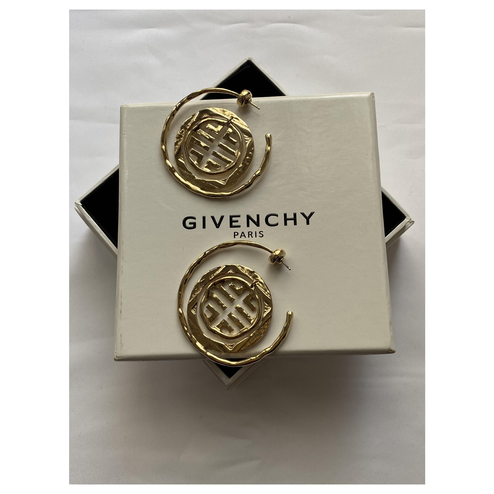 Givenchy logo earrings Golden Metal ref.259601 - Joli Closet