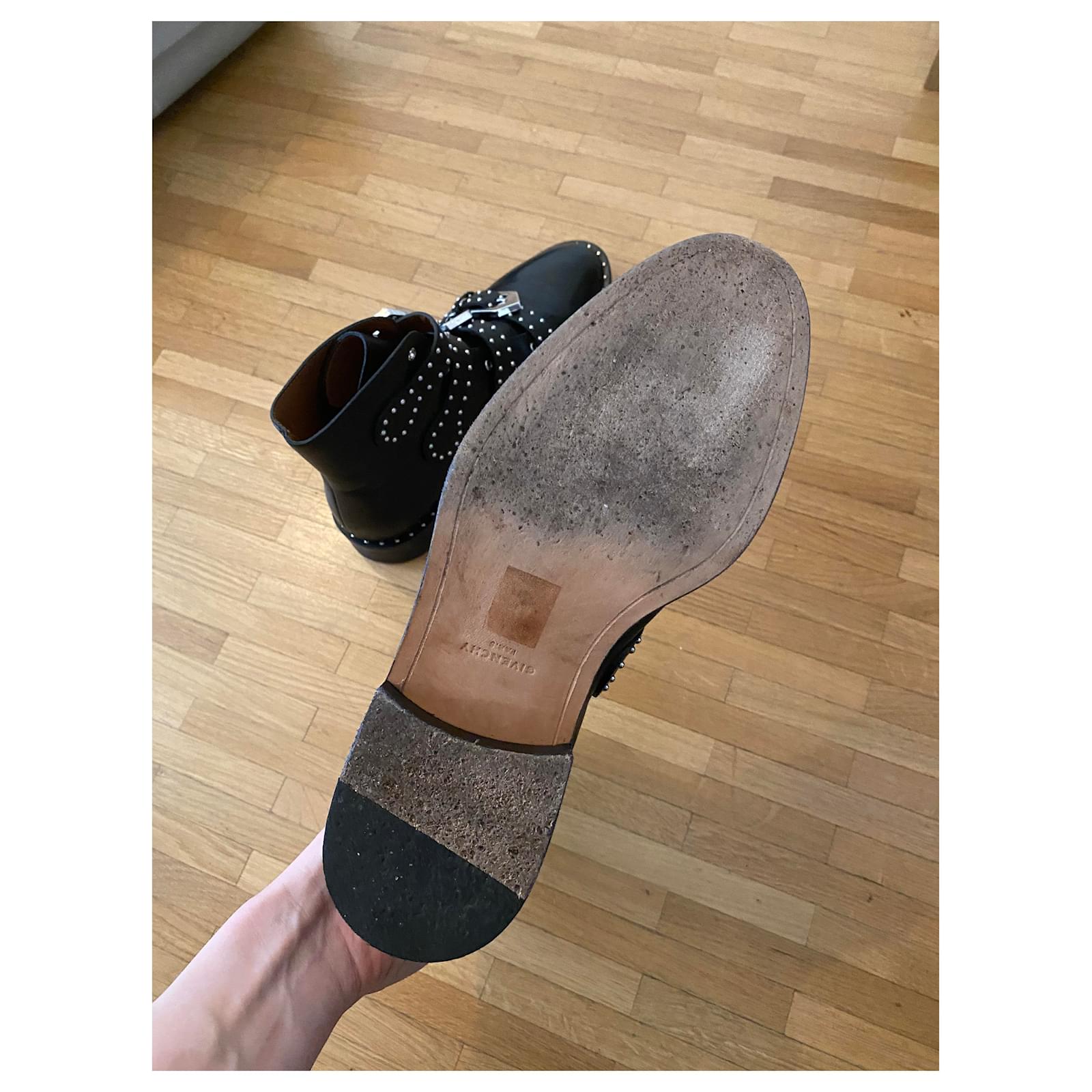 Botines Givenchy con tachuelas Negro Cuero ref.260322 - Joli Closet