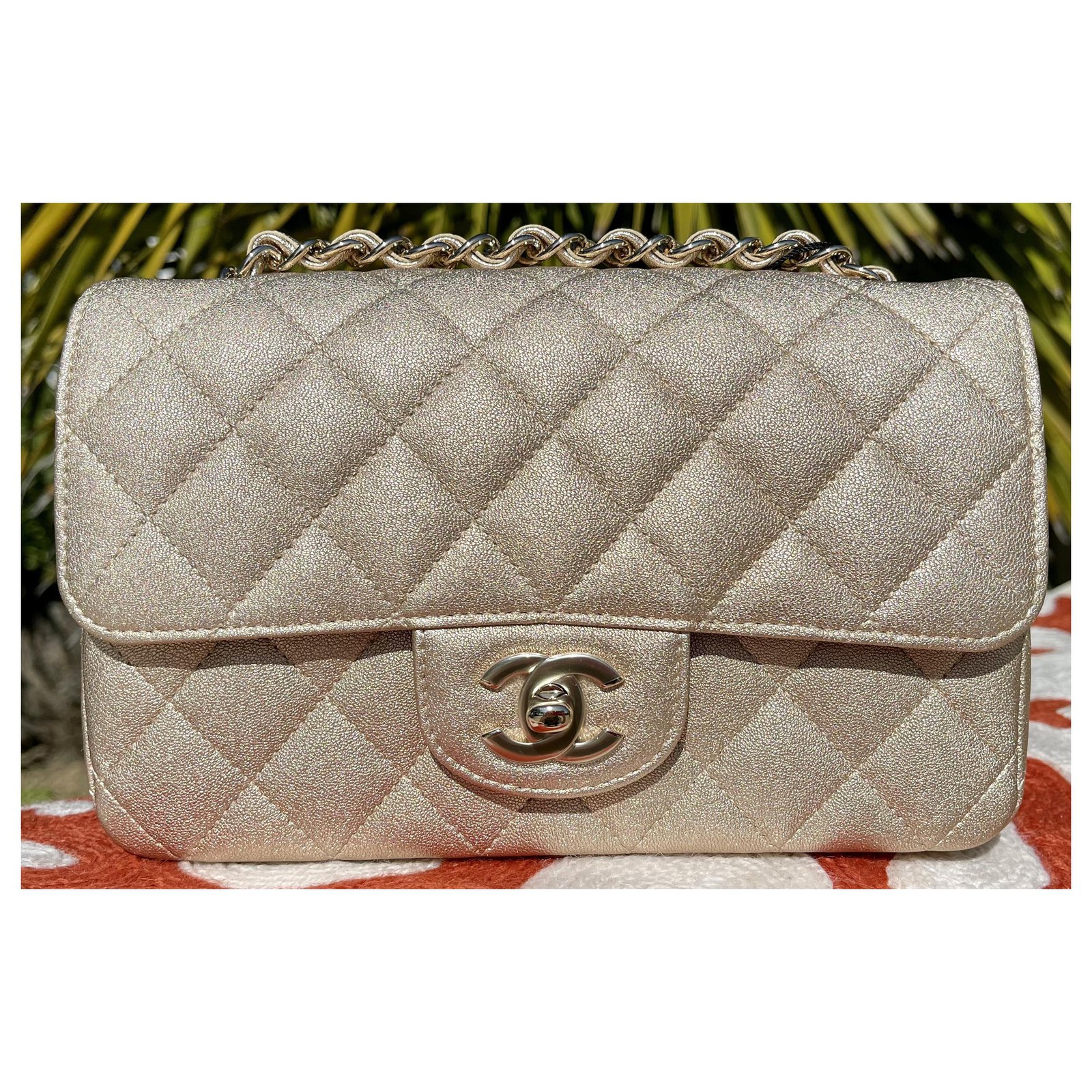 Chanel Classic Quilted Mini Lambskin Single Flap Metallic Gold Golden  Leather ref.260530 - Joli Closet