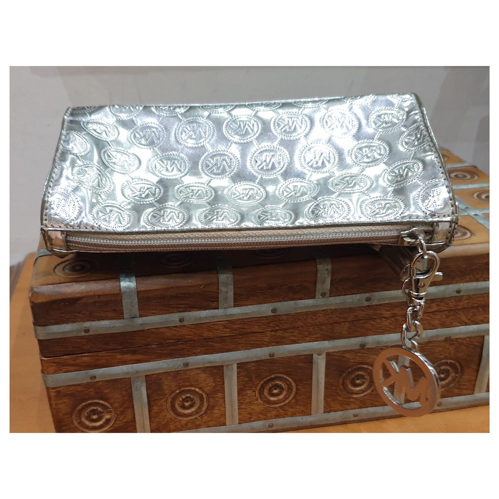 Michael kors hotsell silver clutch bag