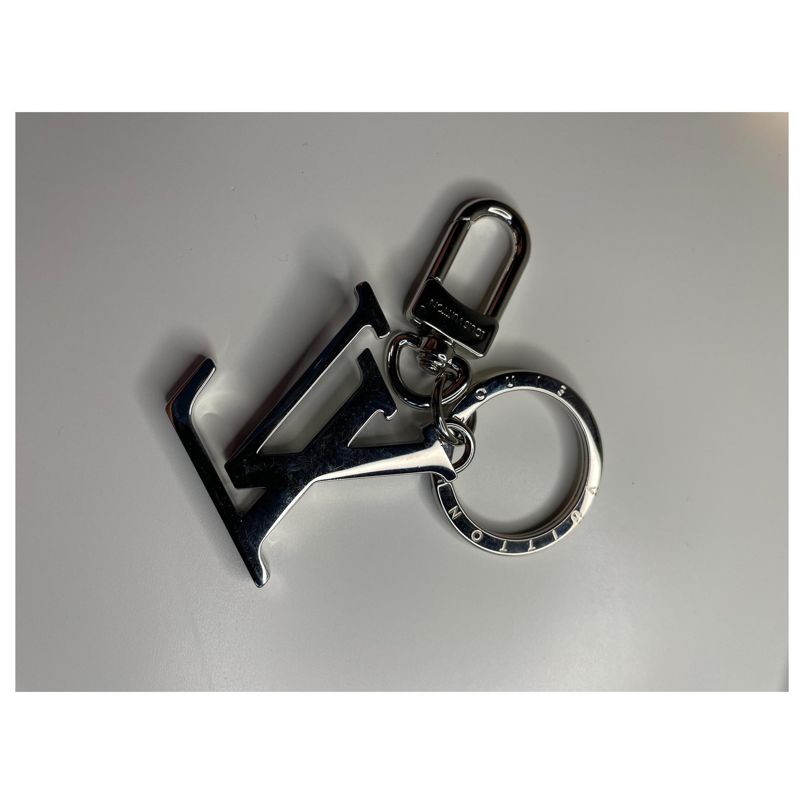 Louis Vuitton Silver Monogram Key Chain Silvery Metal ref.365426 - Joli  Closet