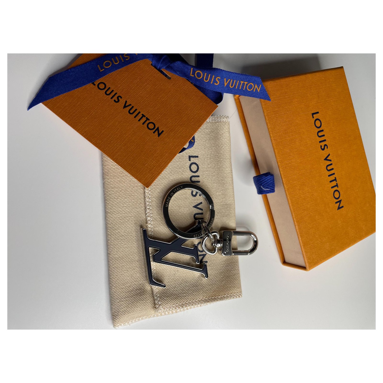 Louis Vuitton LV Owl keychain Grey Leather ref.225966 - Joli Closet