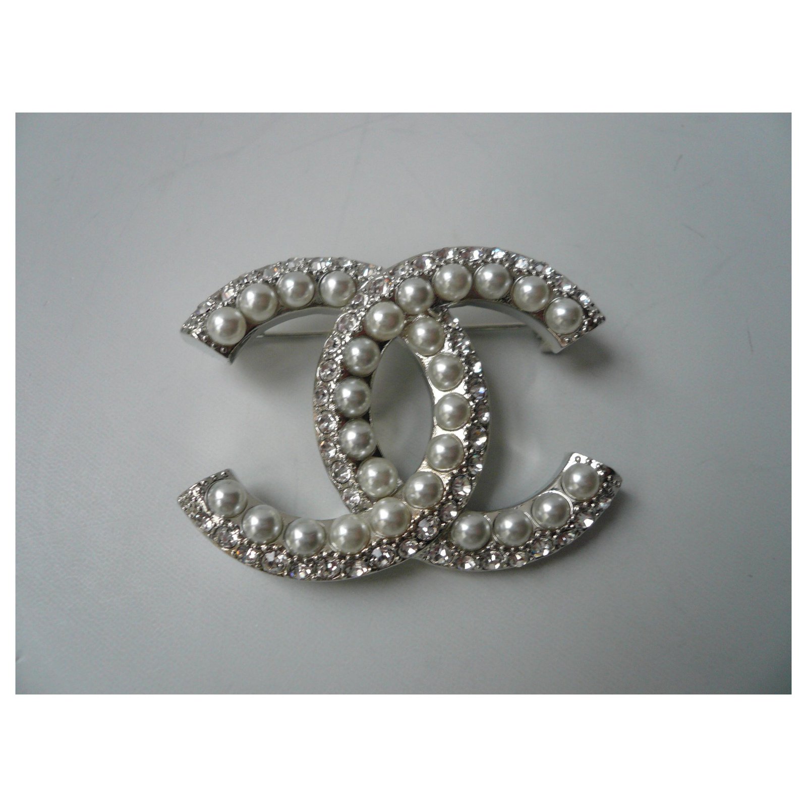 Chanel metal CC brooch with glass beads embellishment