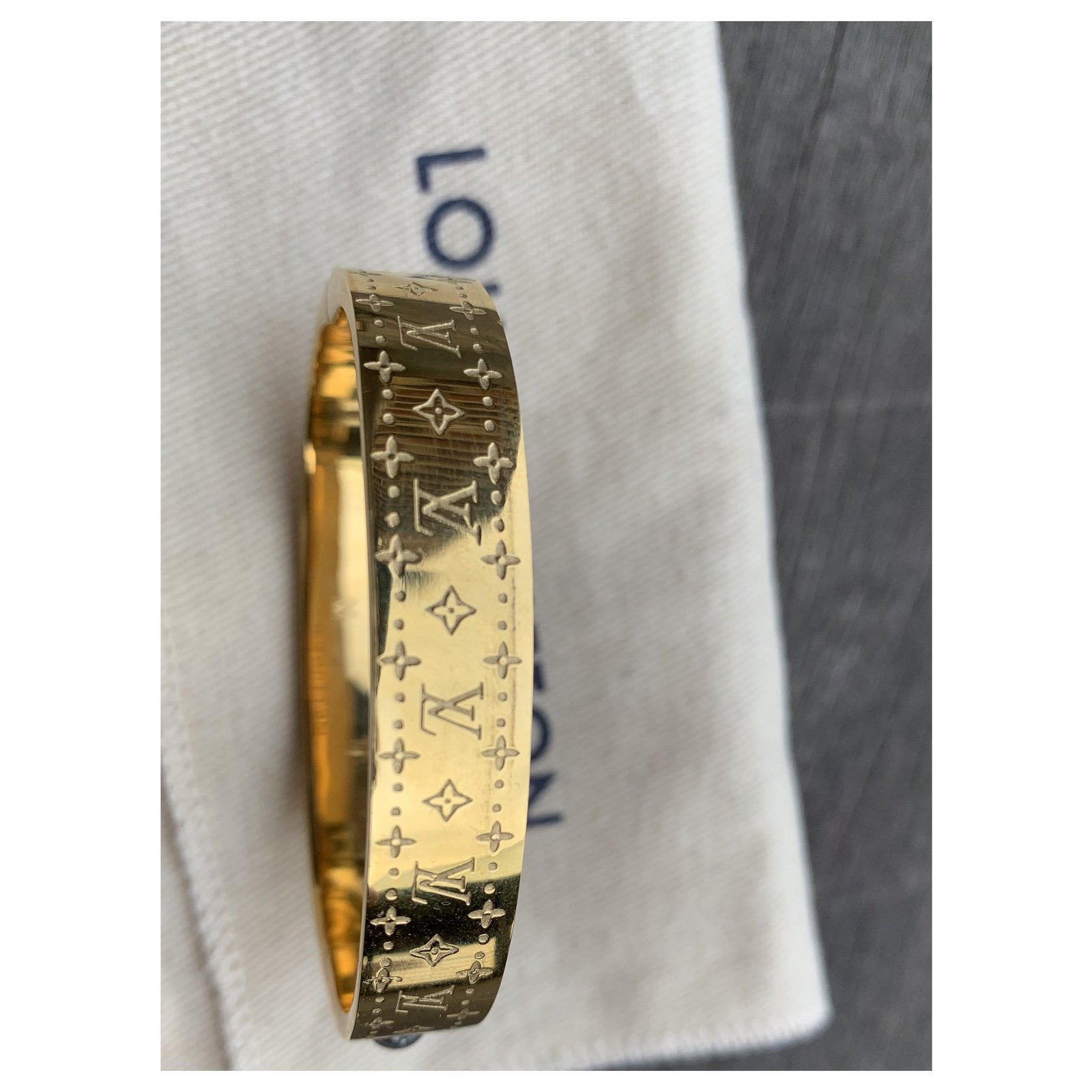 Bracciale in oro Louis Vuitton Essential V Gold hardware ref.909193 - Joli  Closet