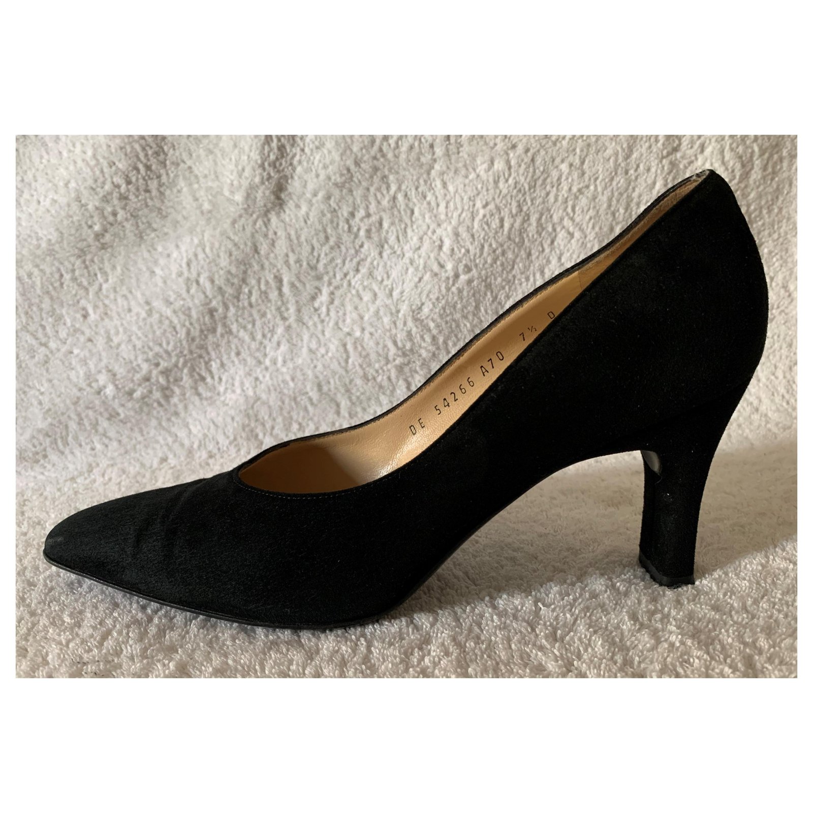 ferragamo black suede pumps