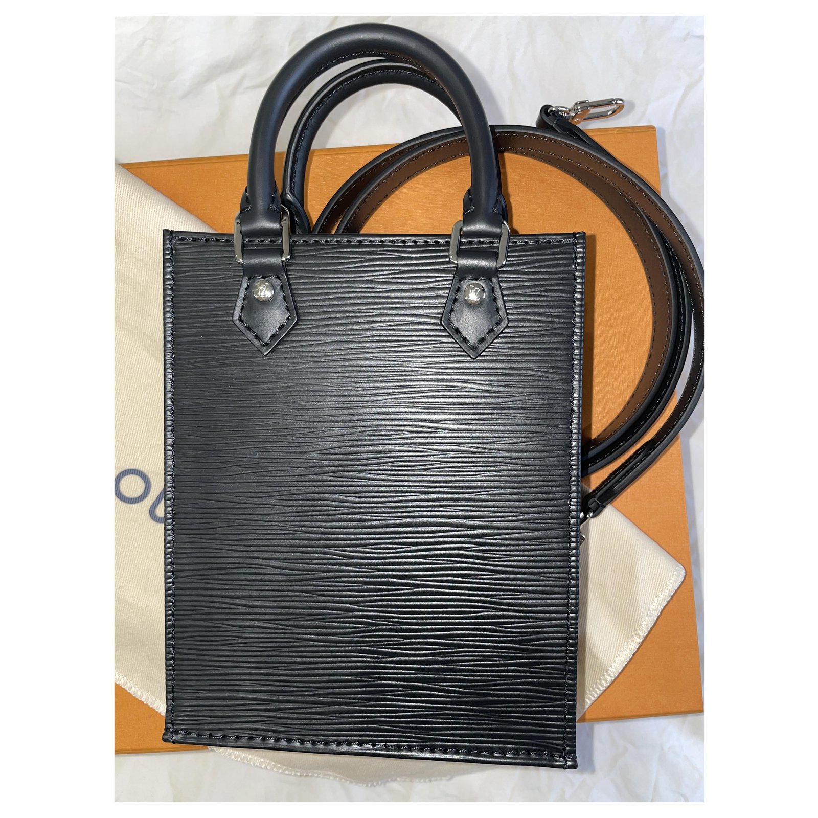 Louis Vuitton Petit Sac Plat Black Leather ref.273269 - Joli Closet