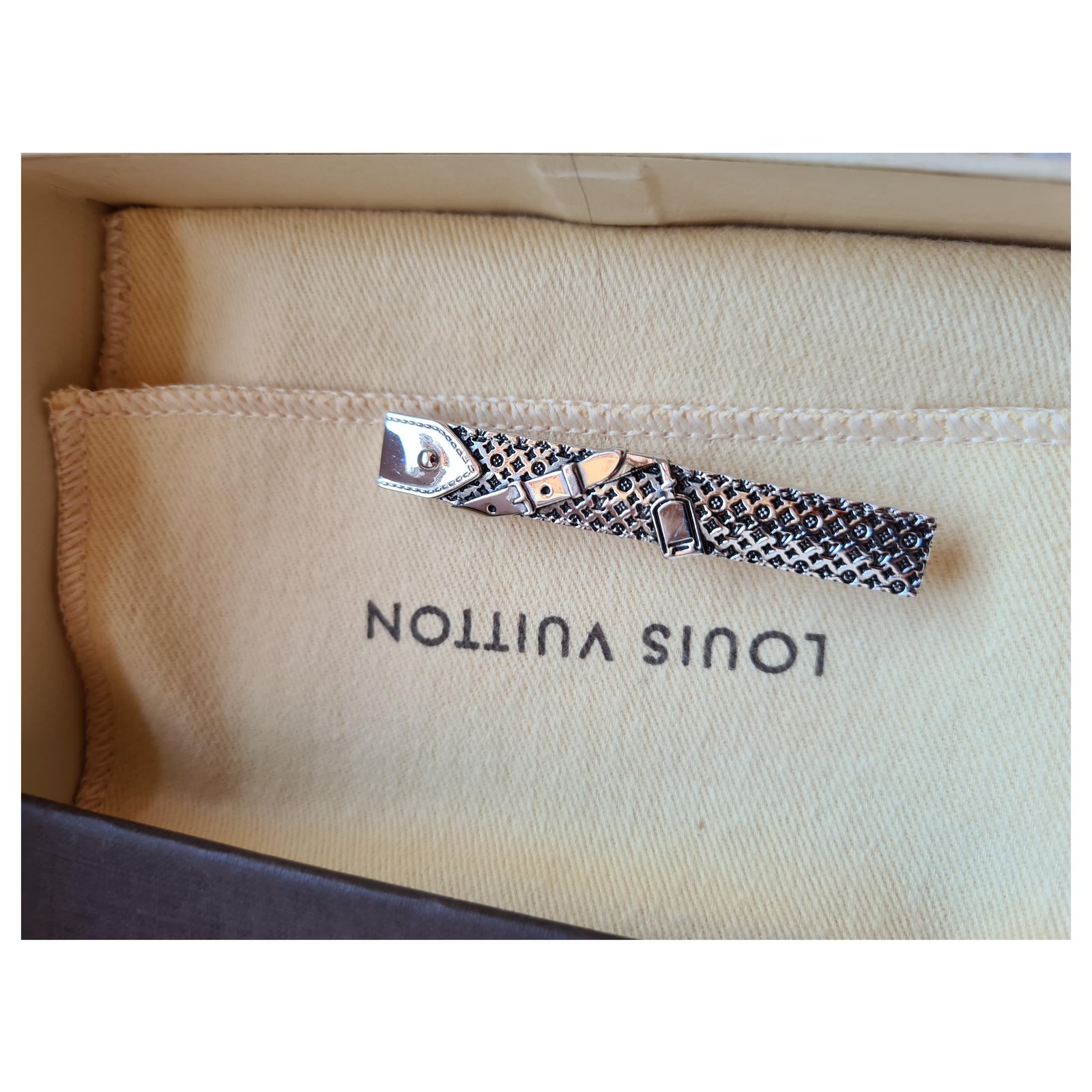 Louis Vuitton Lv initiales tie clip (FERMACRAVATTA LV INITIALES, M61981)
