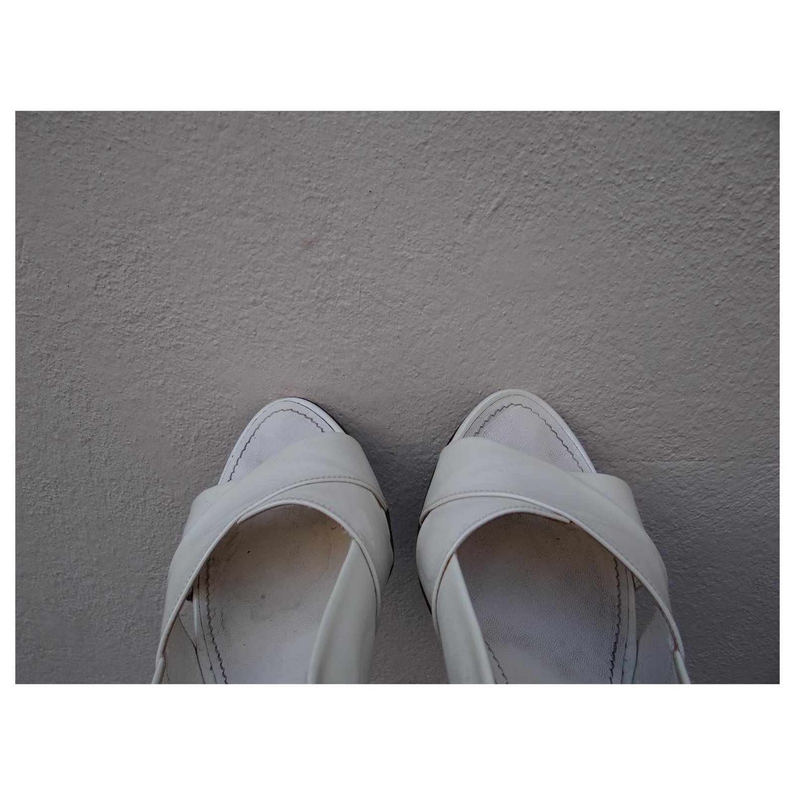 Louis Vuitton Sandals Cream Patent leather ref.281052 - Joli Closet
