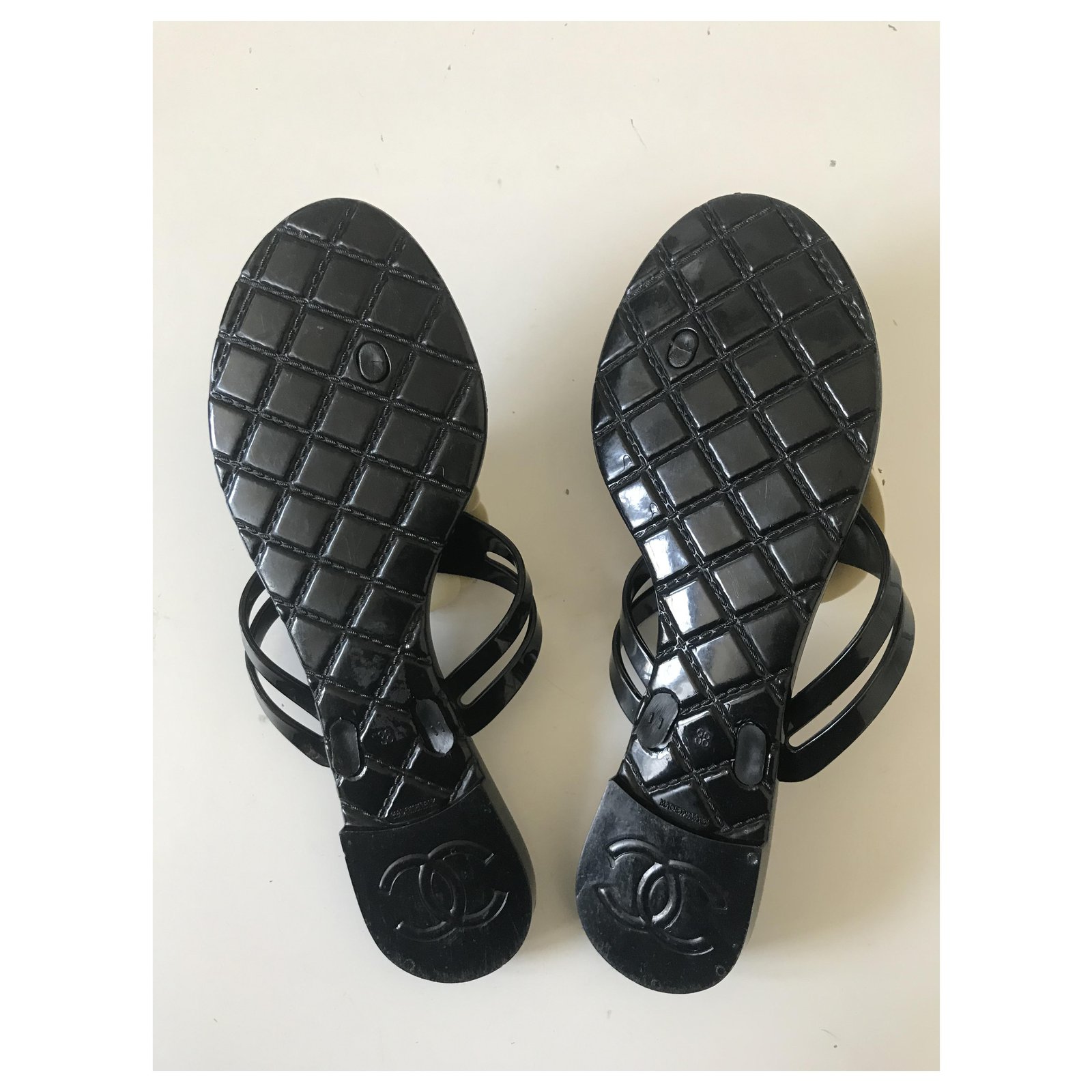 Chanel Thong Jelly Camellia Sandals Black Cream Plastic ref.281183 - Joli  Closet