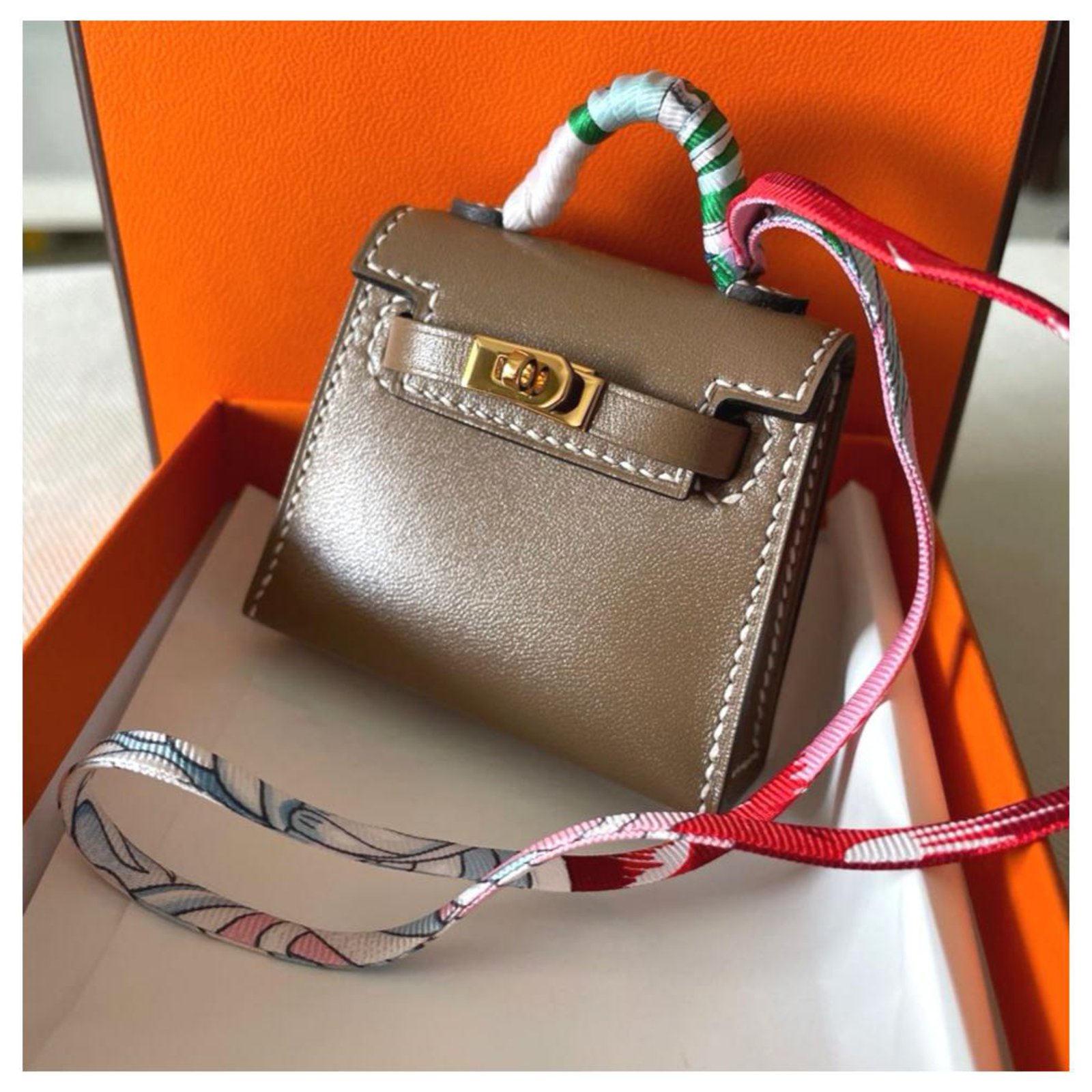 Hermès Hermes Etoupe Kelly bag charm Beige Leather ref.281239 - Joli Closet