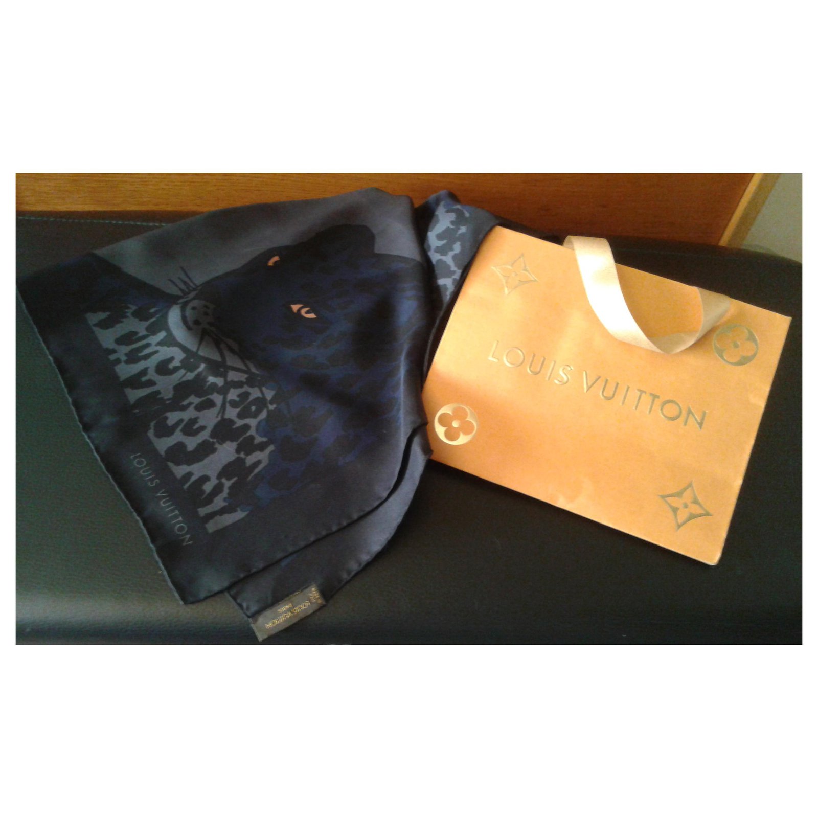 Louis Vuitton Scarves Blue Silk ref.283144 - Joli Closet