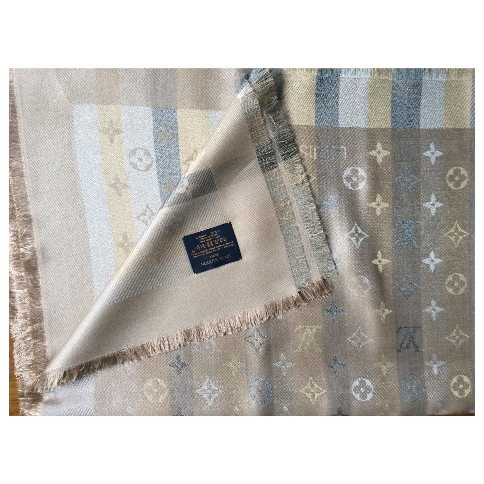 Louis Vuitton shine shawl Beige Silk ref.502155 - Joli Closet