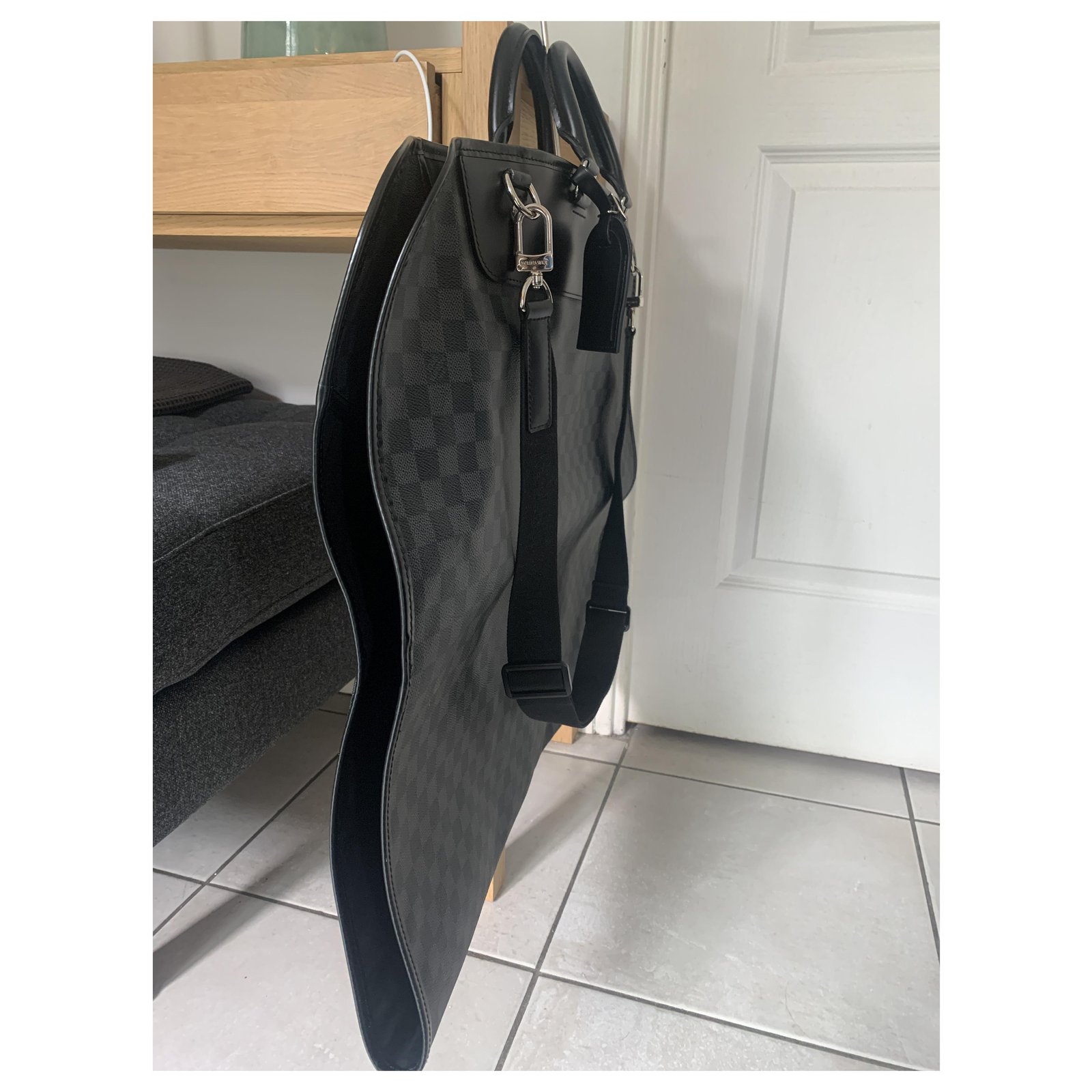 Louis Vuitton Clothes rack 2 hangers Black Leather ref.290354 - Joli Closet
