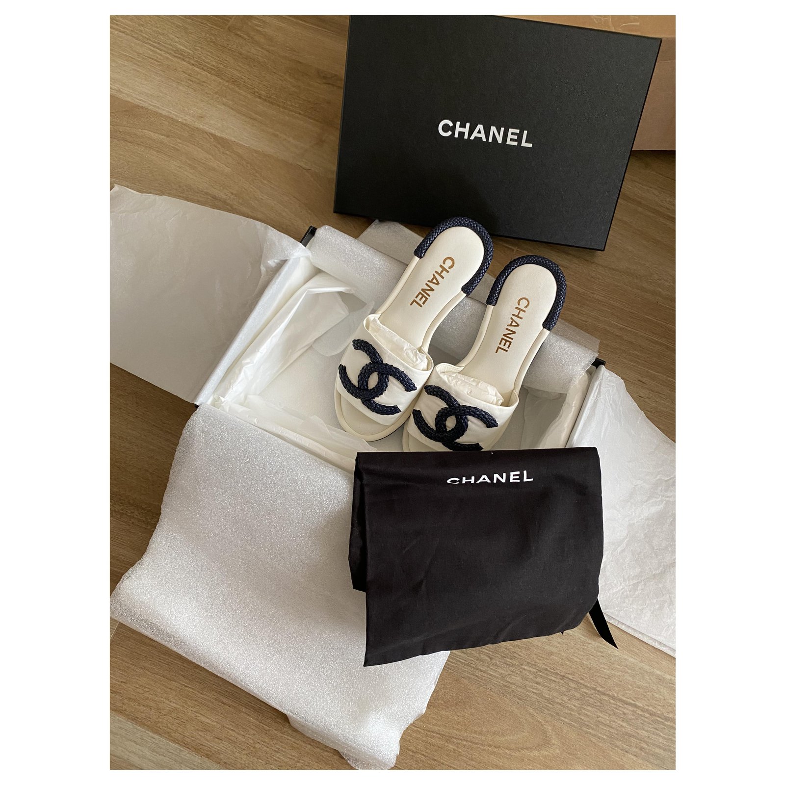 Chanel Mules Black Beige Leather Lambskin ref.173131 - Joli Closet