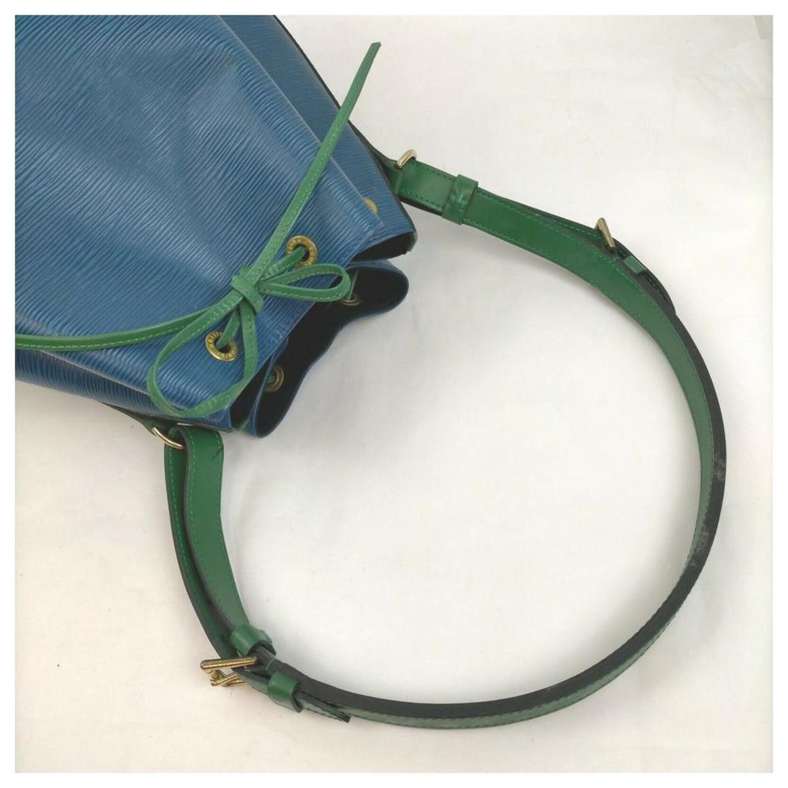 Louis Vuitton Bicolor Green x Blue Noe Drawstring Bucket Hobo ref.293495 -  Joli Closet