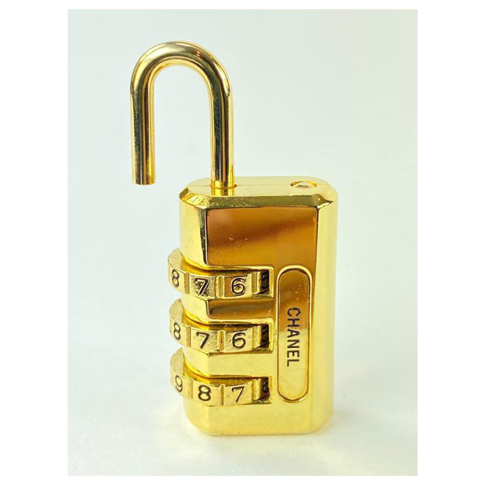 Louis Vuitton Ultra Rare Gold Combination Lock CC 33ccl1125 White gold  ref.294599 - Joli Closet