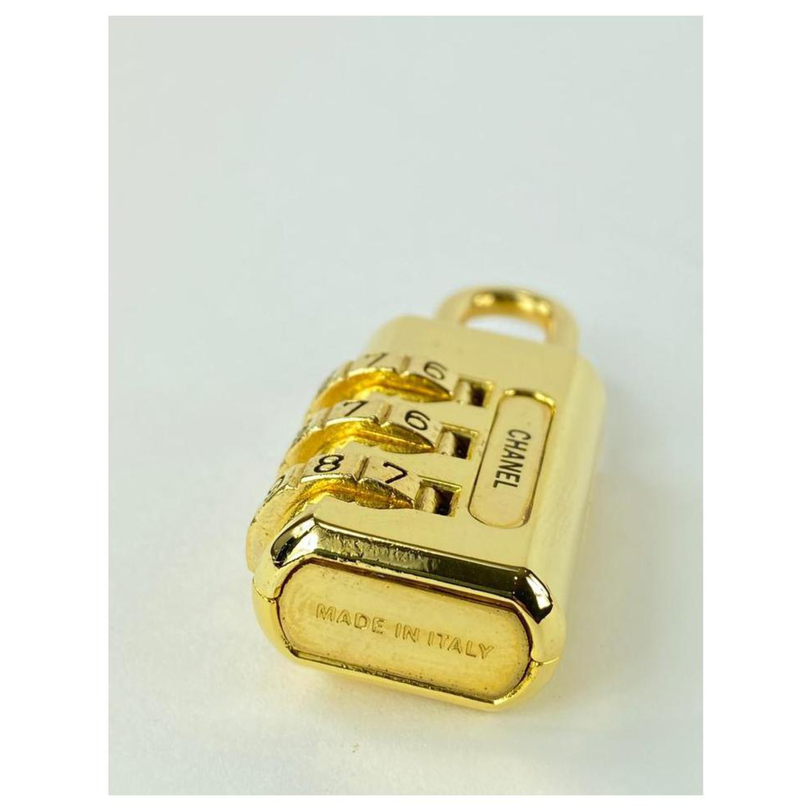 Louis Vuitton Ultra Rare Gold Combination Lock CC 33ccl1125 White gold  ref.294599 - Joli Closet